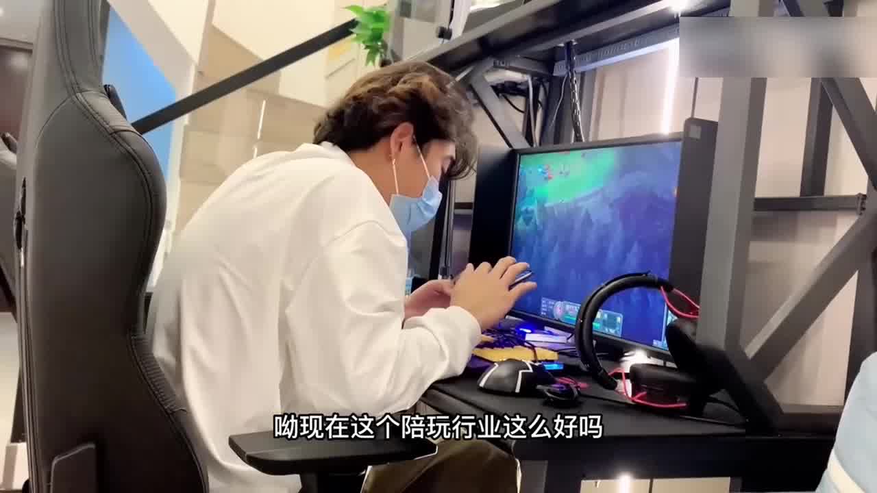  【琪琪】网瘾少年硬上女仆陪玩 的剧照5