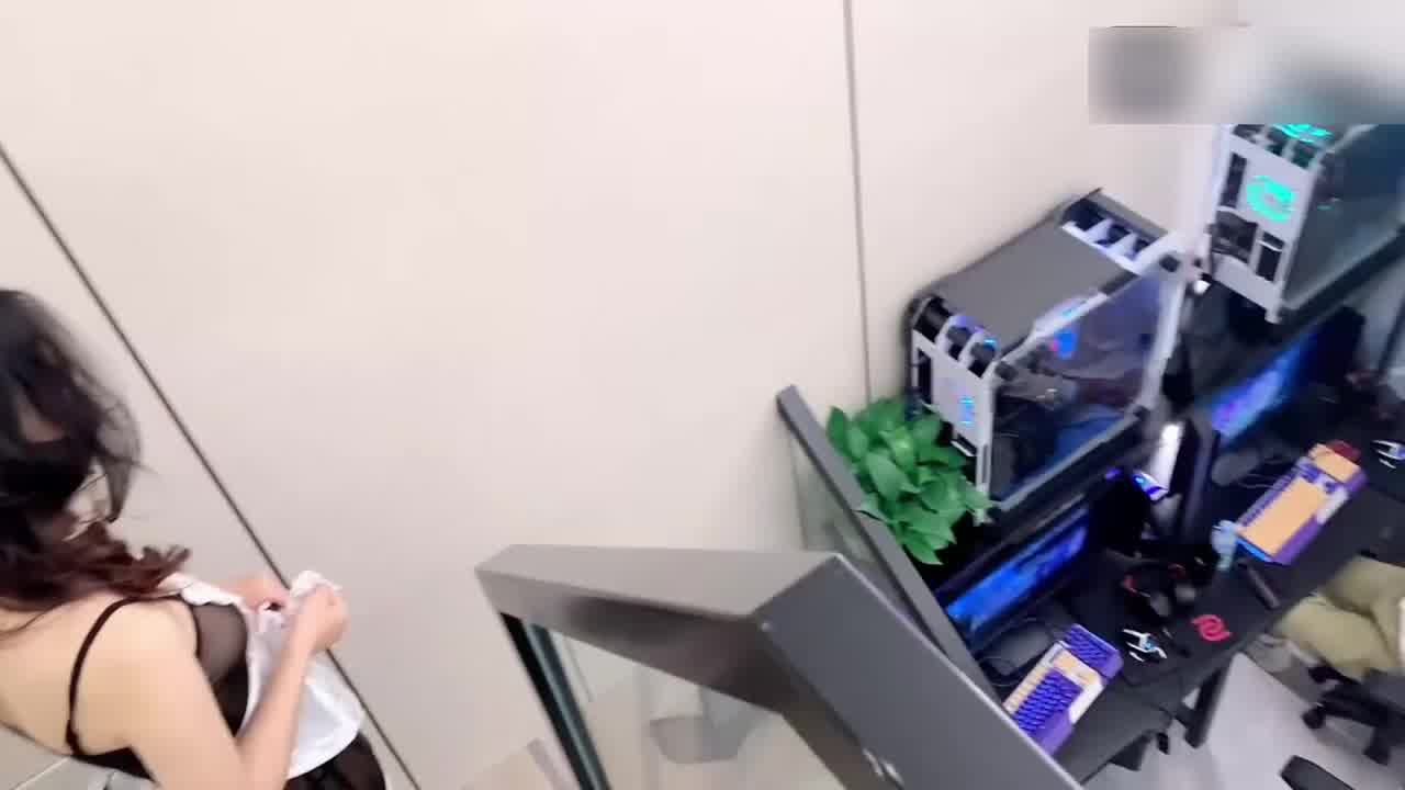  【琪琪】网瘾少年硬上女仆陪玩 的剧照9