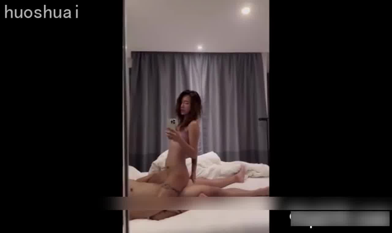  淫荡人妻自己举着手机要把自己高潮的样子拍下来 的剧照10