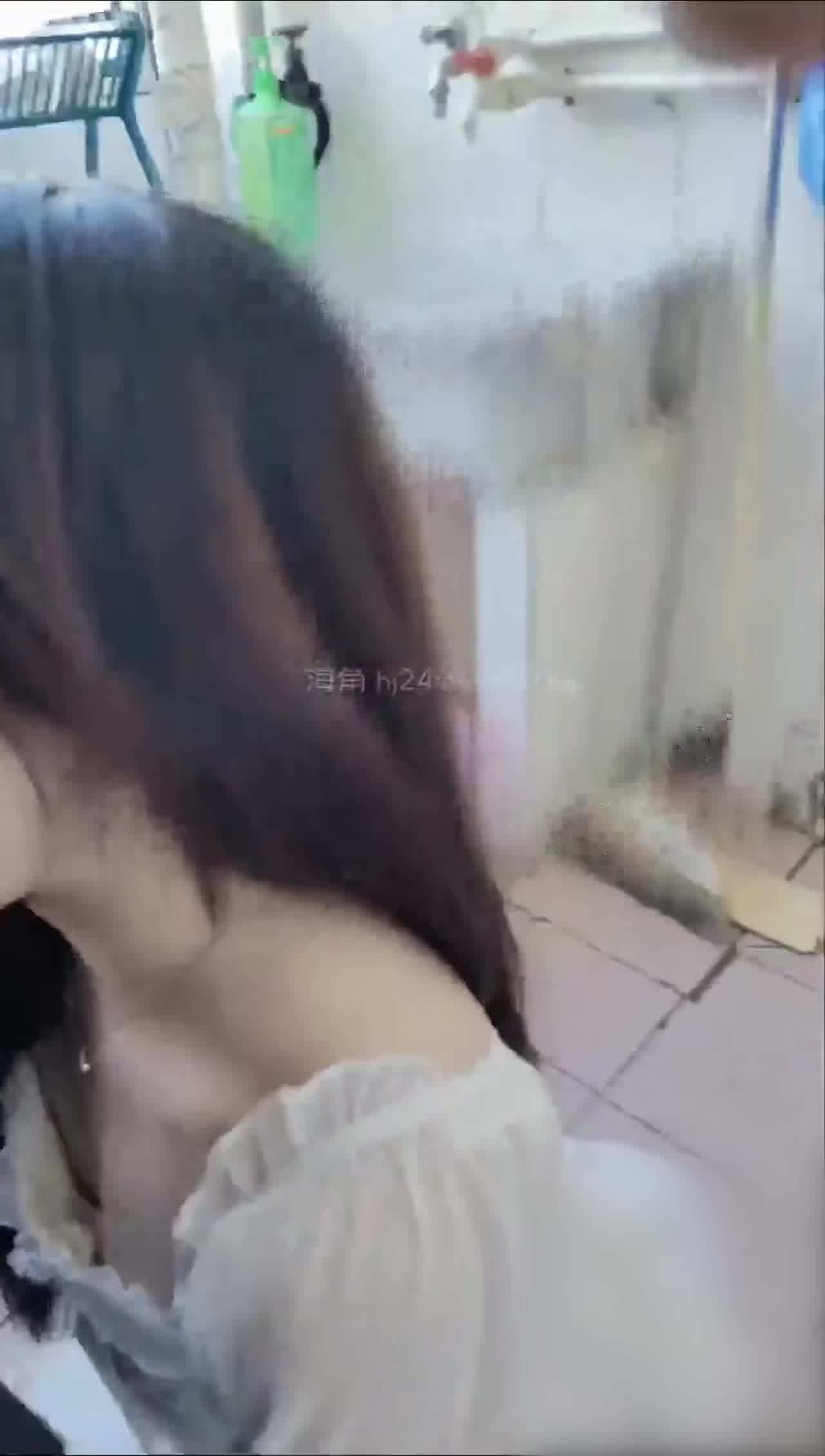  弟媳闺蜜定亲了 想操又怕出事，只能在厨房拿骚弟媳泄愤 的剧照4