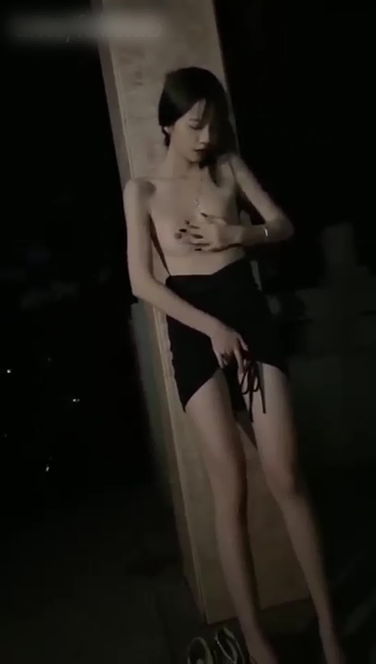  蜜桃酱 极品少女深夜屋顶私会抠逼自慰 的剧照1