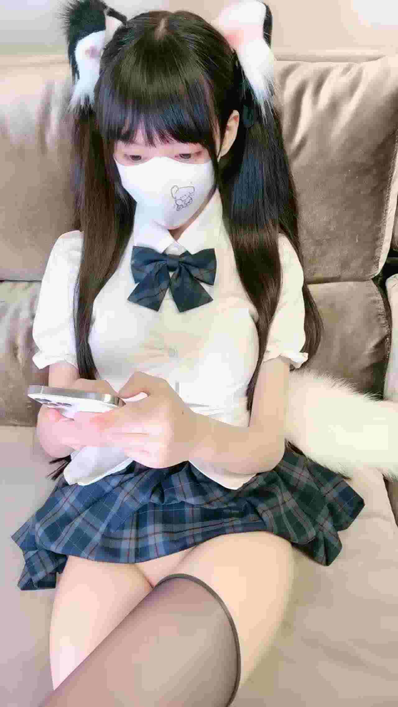  【我要撸一万年】超清纯的萝莉，一脸嫌弃的表情太爽了，你永远不知道自己的队友在干啥，边直播边打游戏 的剧照3