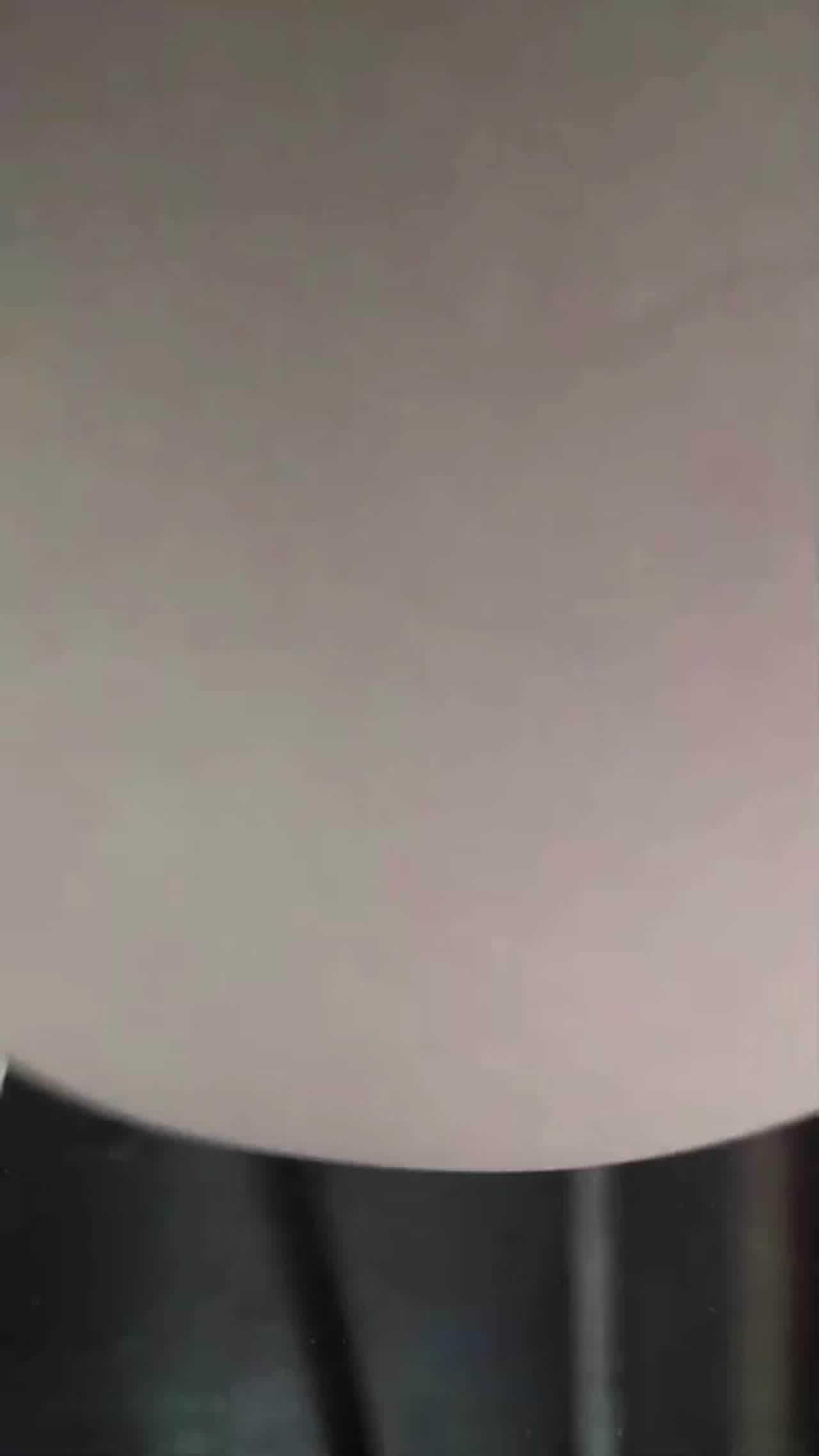  【高清首发】借给刚上职中的侄女玩手机，代价就是玩她粉白小奶子艹的她嗷嗷叫说我有病！对话有意思！ 的剧照2