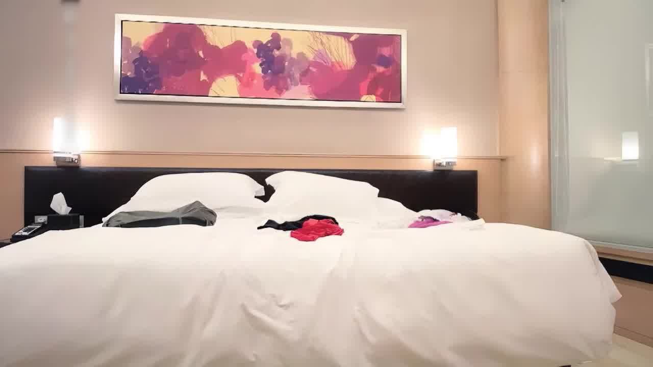  丰满御姐，淫水泛滥，骚穴被肆意抽插，大叫顶到子宫了，给操的嗷嗷乱叫，哎呀～我的妈，被你干死了 的剧照6