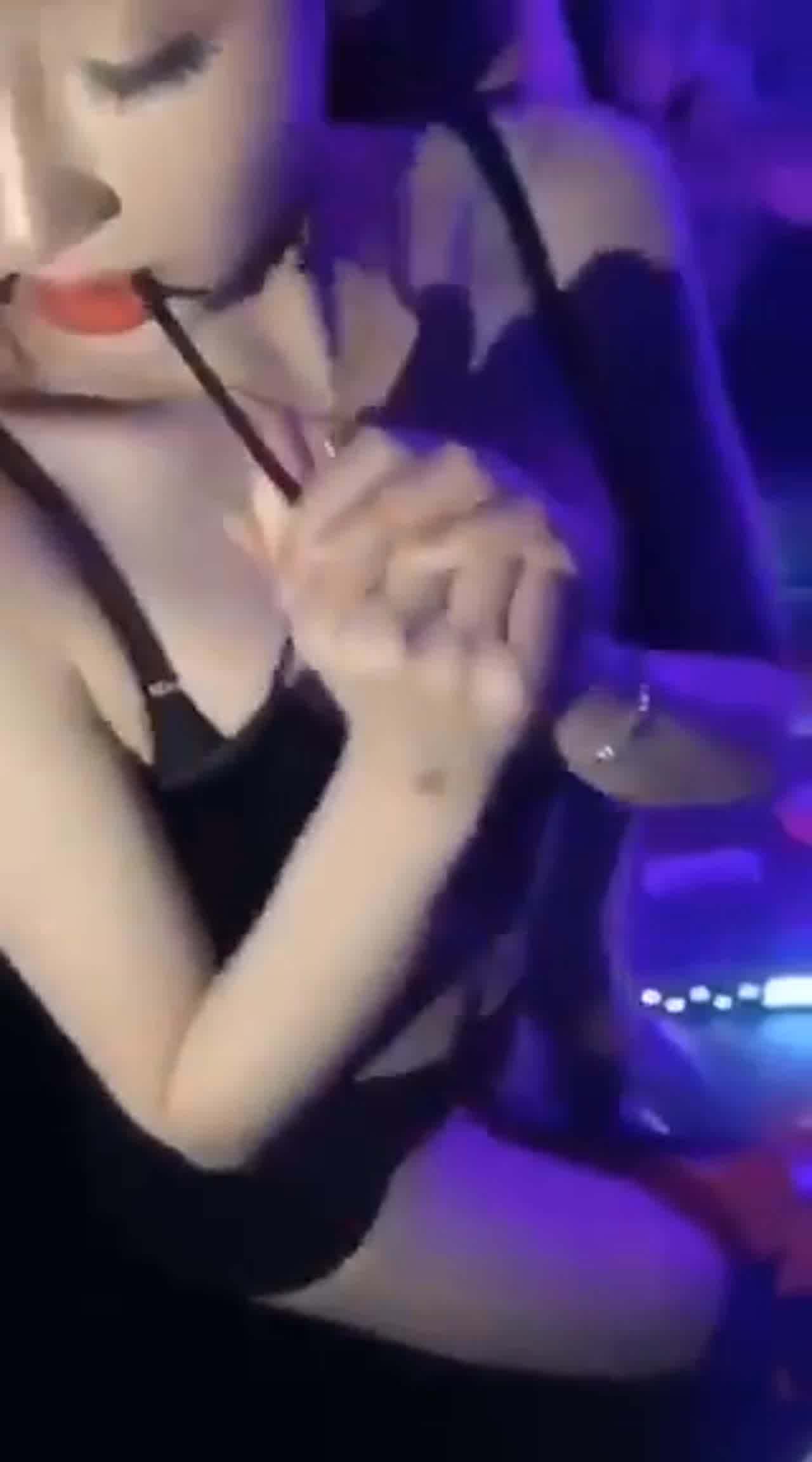  性感美女在夜店蹦迪搔首弄姿展现好身材 的剧照8