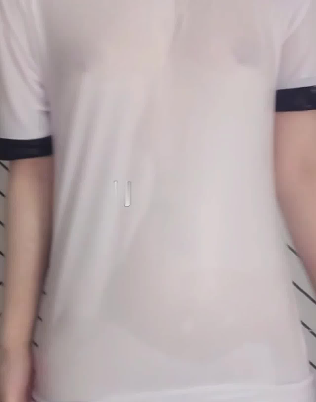  冲澡双马尾水手服小萝莉 的剧照2