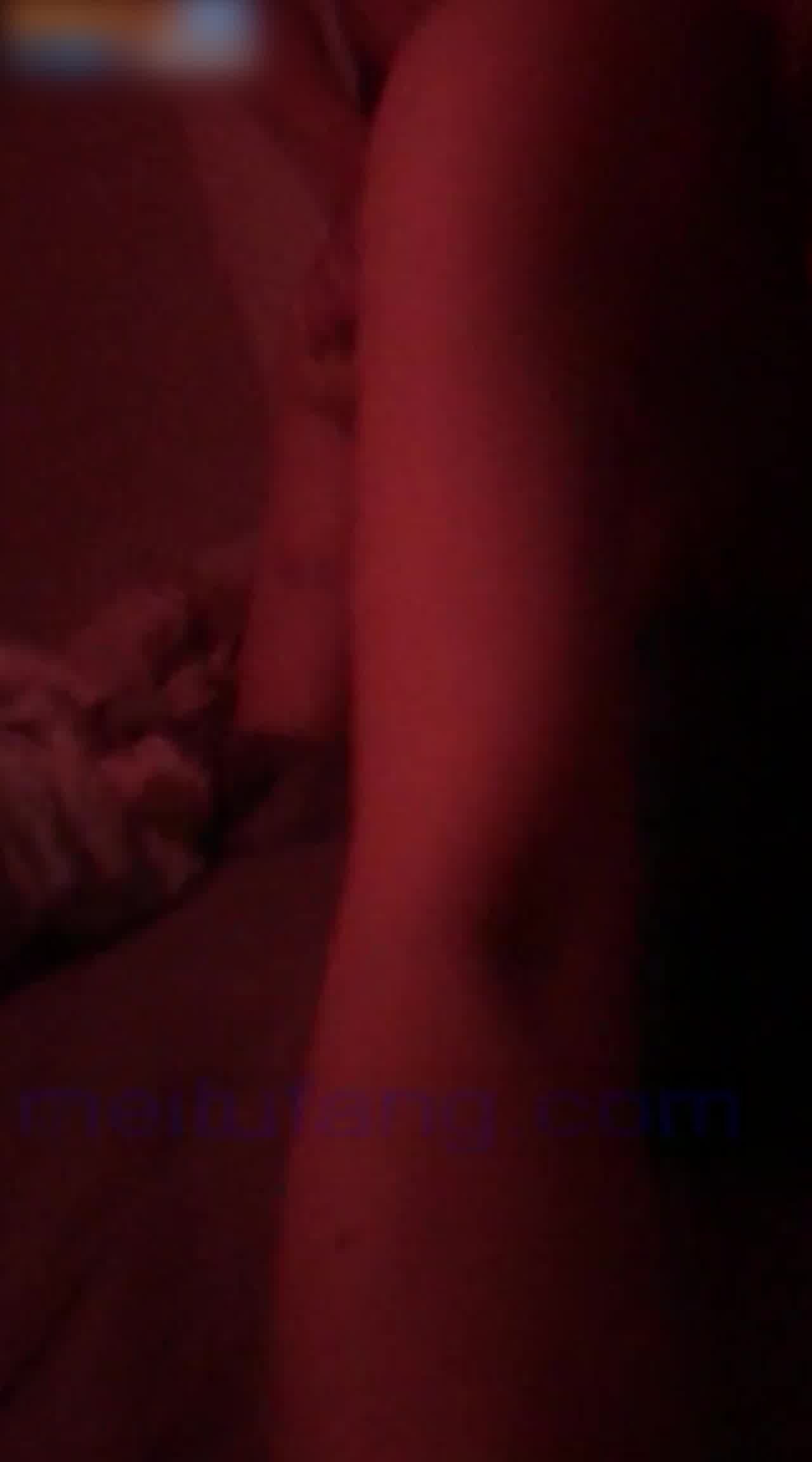  跑趴辣妹就是比较骚 舔鸡巴的样子绝了 的剧照7