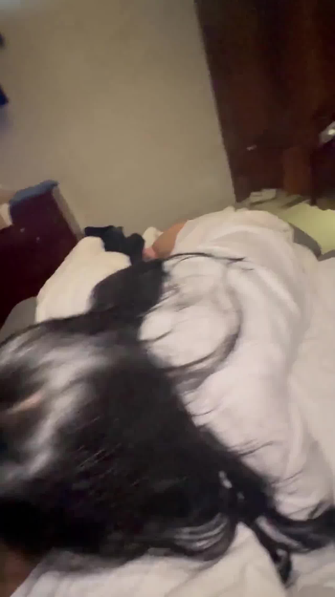  海角大神 玩了一整天回酒店再累都要操女友的逼逼 的剧照1