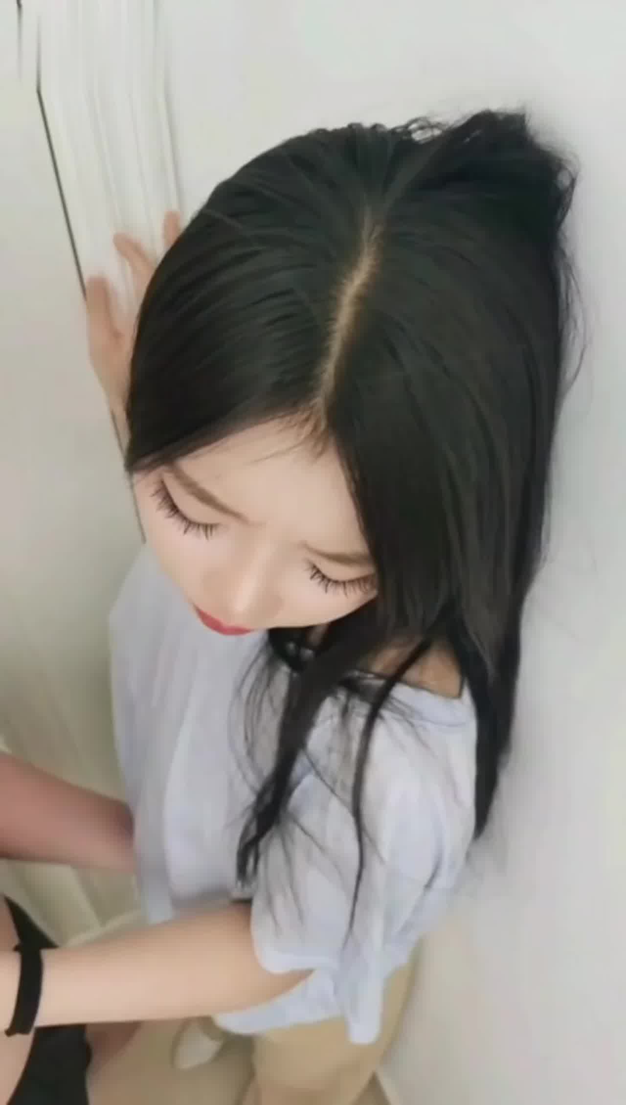  【真实父女乱伦】一家三口听说拍这个赚钱，母女共侍一夫乱伦，爸爸很喜欢操18岁鲜嫩白虎女儿！操妈妈都不 的剧照10