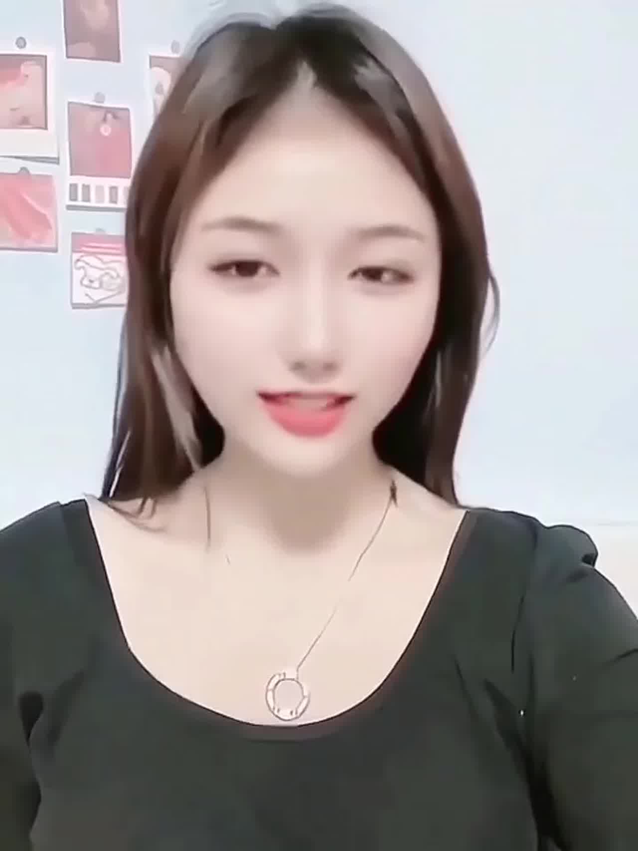  安琪来了～各位哥哥们可以多多关注我唷 的剧照7