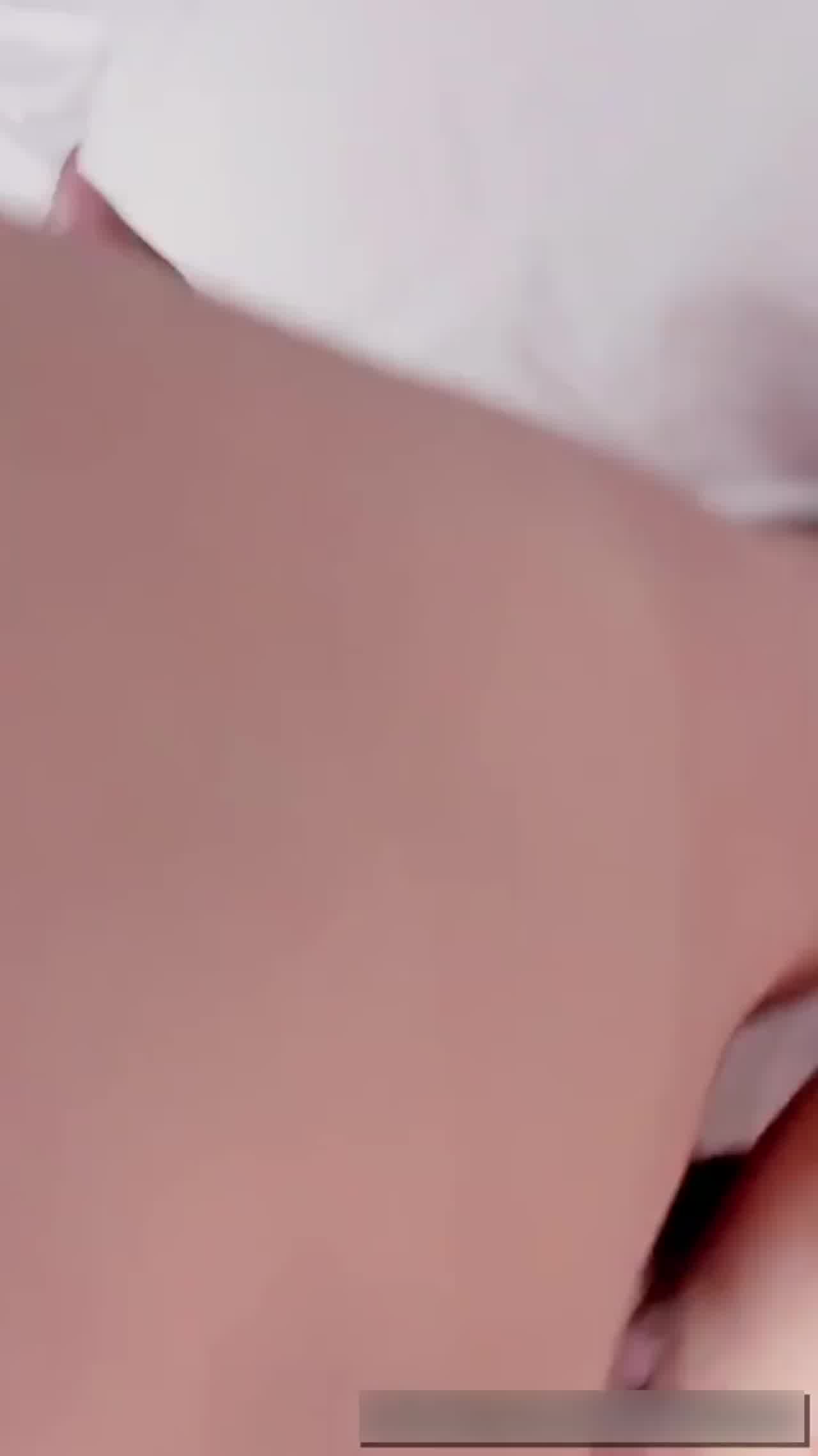  自购福利姬困困狗-姨妈刚走就直接操，小穴还有点血，快要被操到神志不清了，短短几分钟被操哭三次 的剧照2