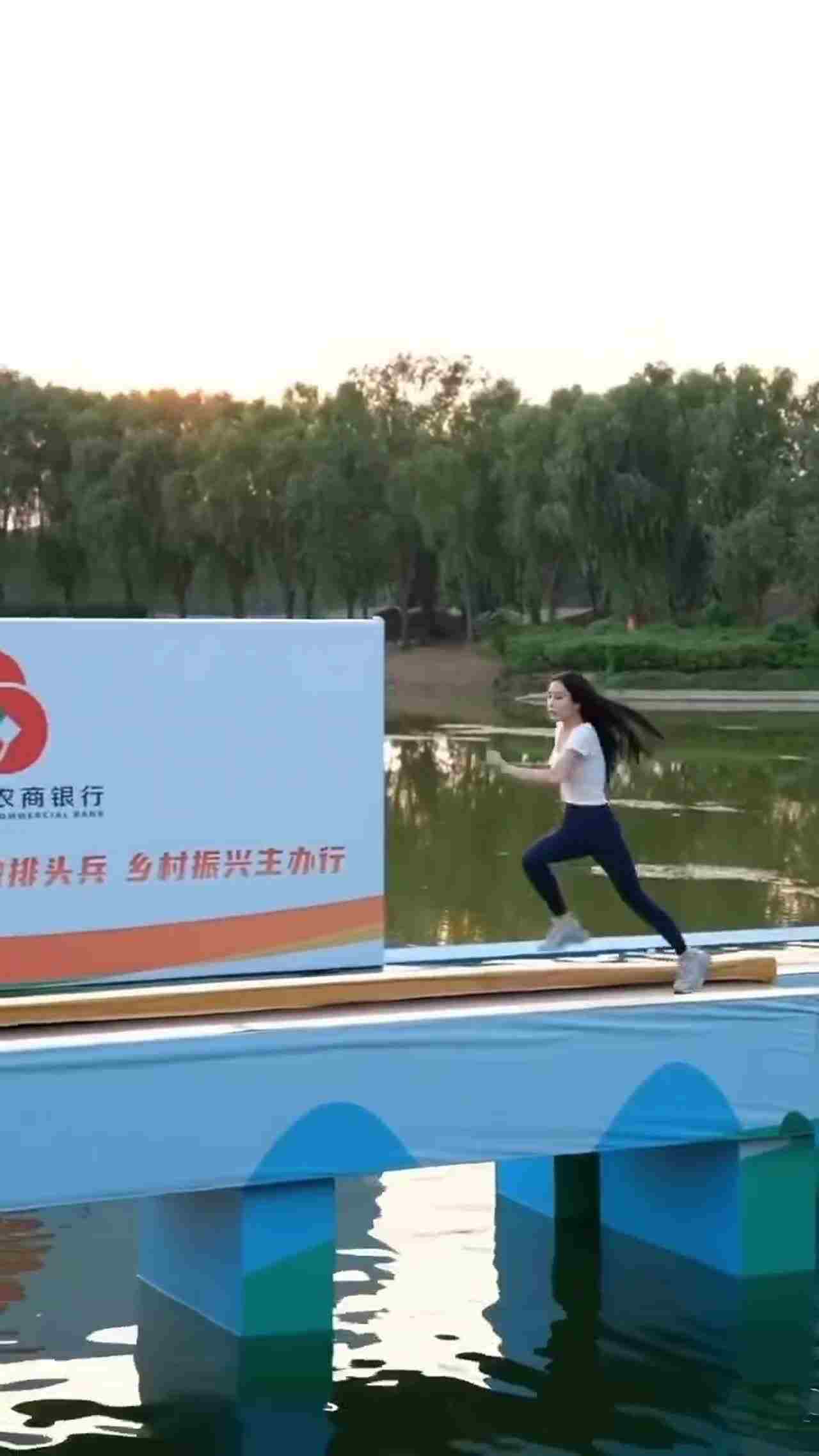  门事件 落水内衣都要走光 的剧照2