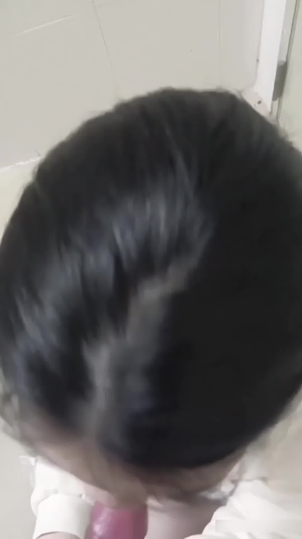  【兄妹乱伦强上二姐】强推白丝姐姐，居然还是第一次吃鸡，连二姐夫都的都没吃过，嘴上说不想要扒开内裤都湿 的剧照7