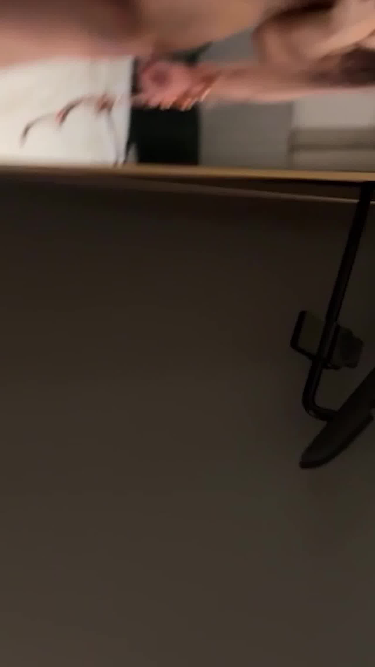  极品身材女老师，做爱从嘴做起 的剧照6