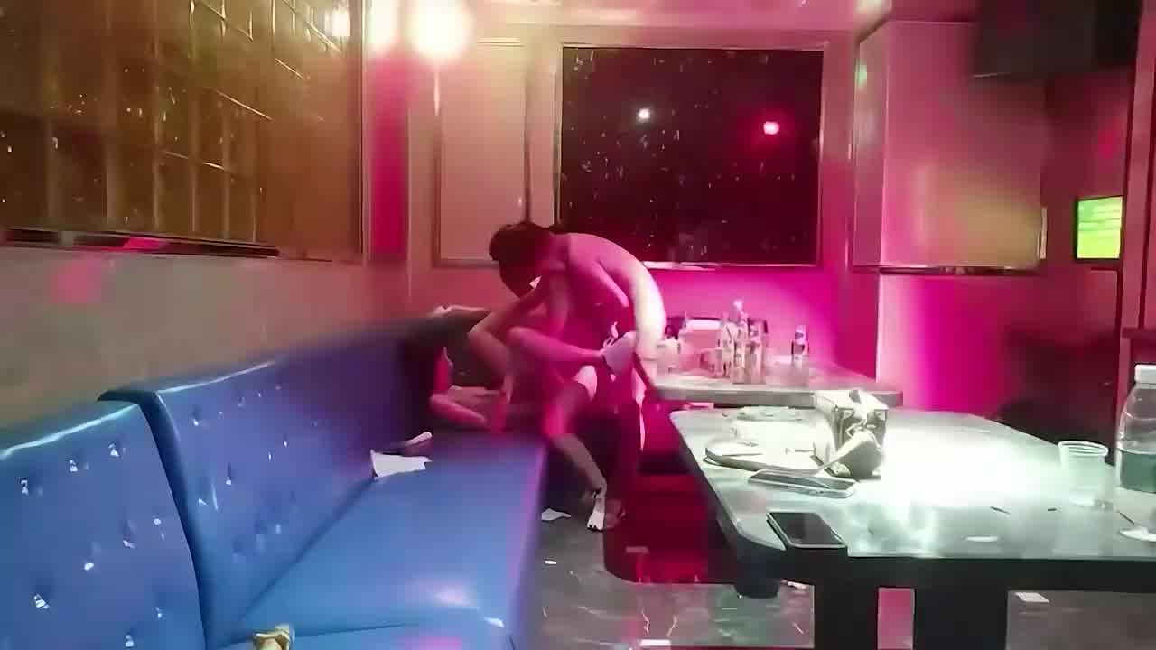  私人选妃KTV，扒光衣服激情热舞，任意挑选兄弟包厢比拼 的剧照7