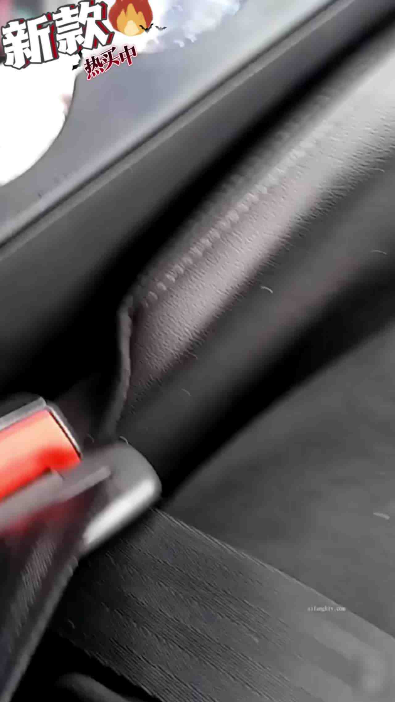  【勾引滴滴司机】师傅你介意我脱裤子吗 太热了 的剧照2