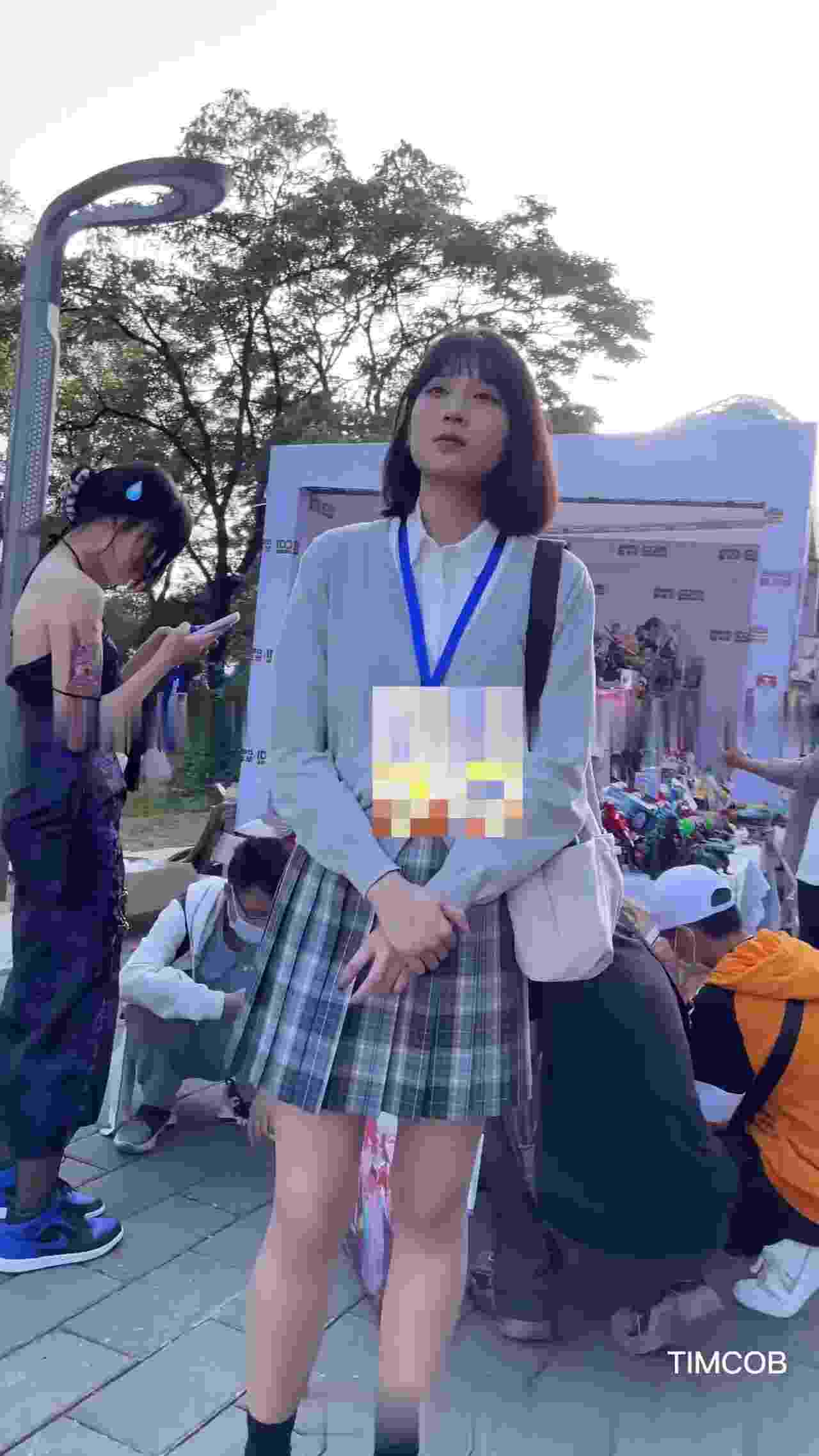  偷拍 展览会偷拍打工女学生的裙底风光 的剧照6