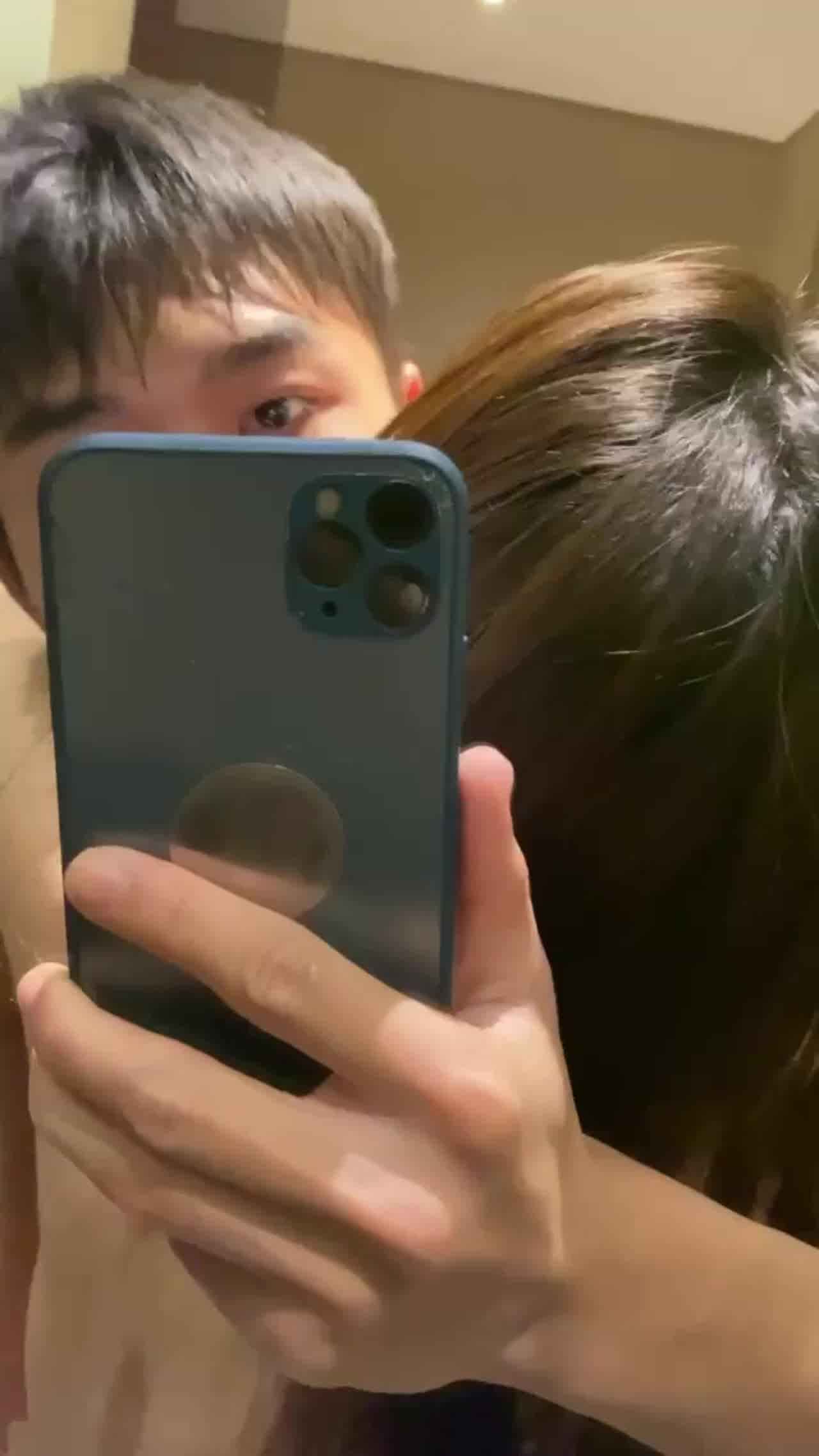  酒店卫生间热吻爆操 的剧照6