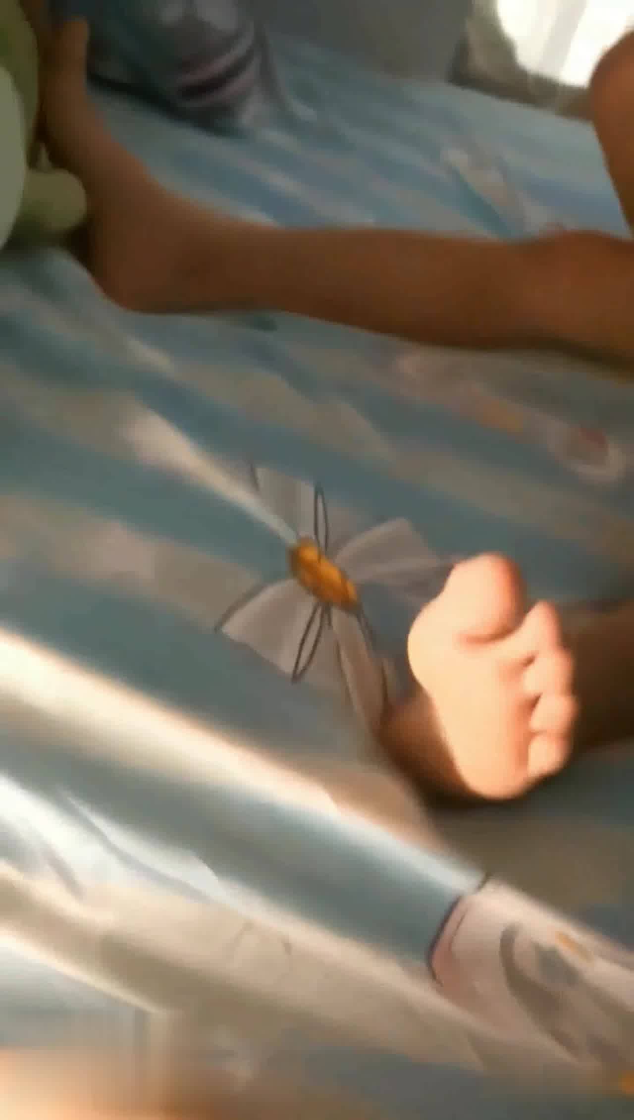  绿帽男约单男操自己老婆，前后塞满把自己老婆搞的嗷嗷乱叫，干得高潮喷水了 的剧照1