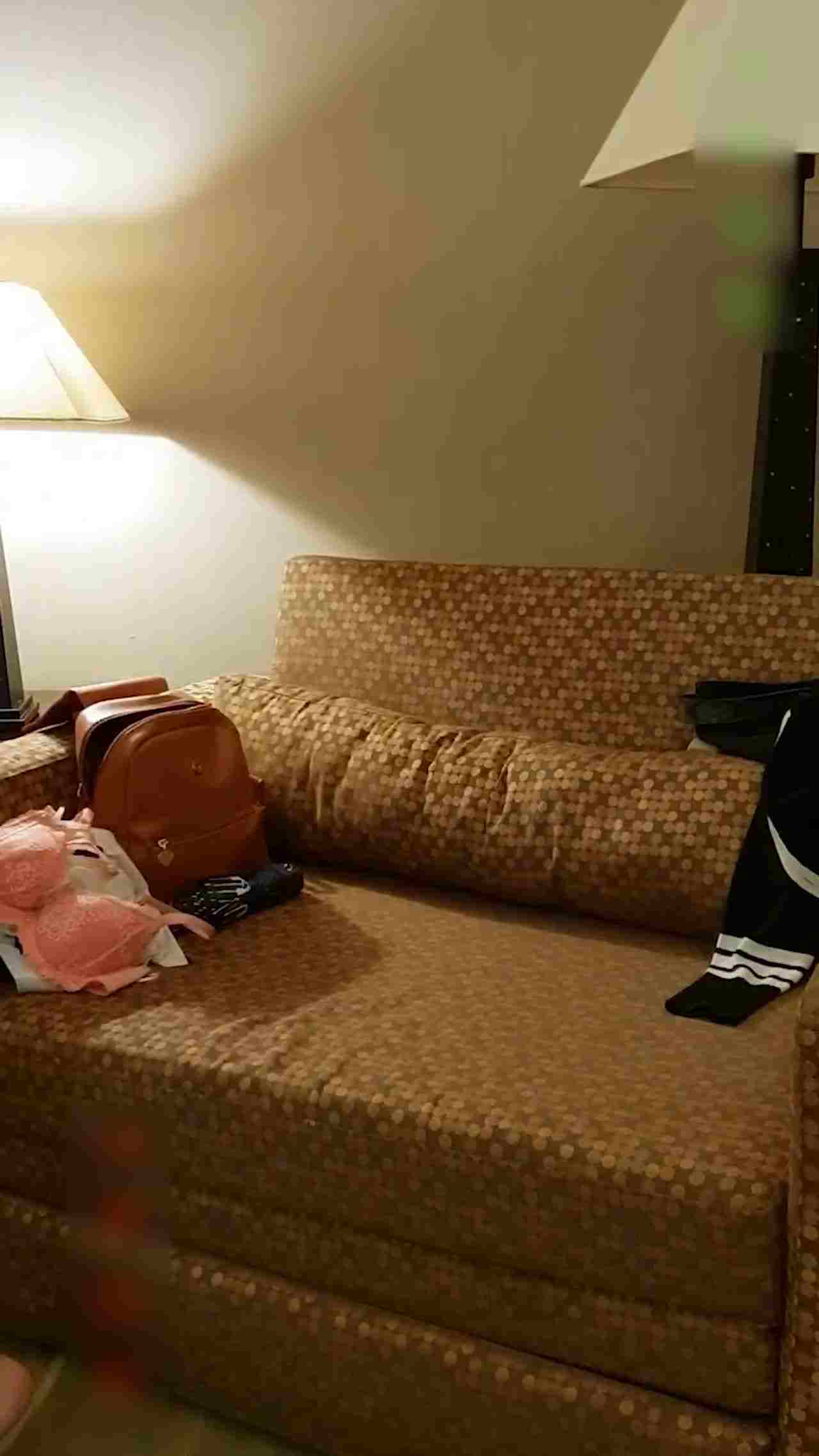  害羞短发妹 淫浪声真可爱 的剧照9