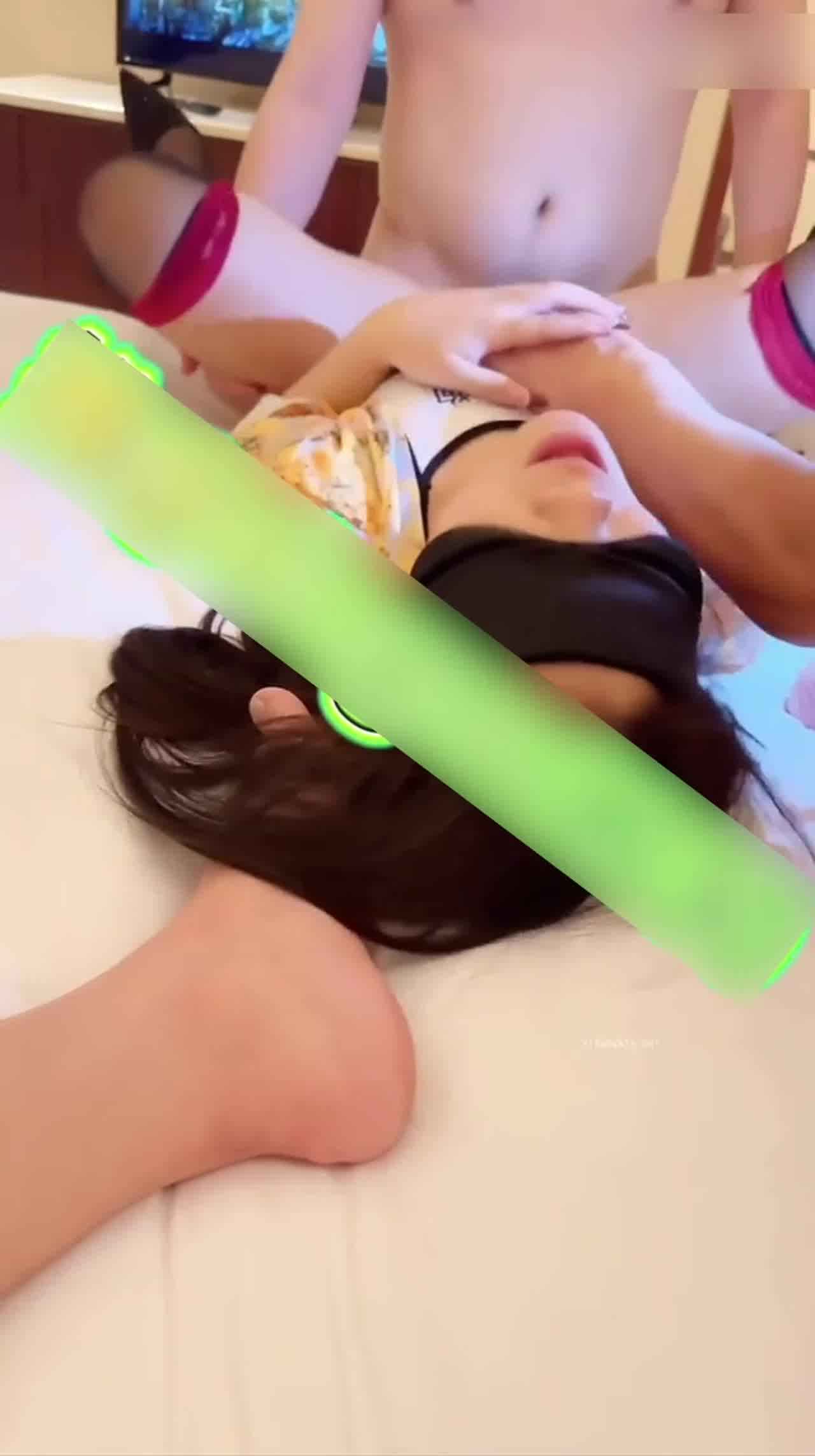  浙江情侣夫妻免费版-两根鸡巴一块操老婆，每人都操喷了好几次，男主就全程在旁边拍摄 的剧照7