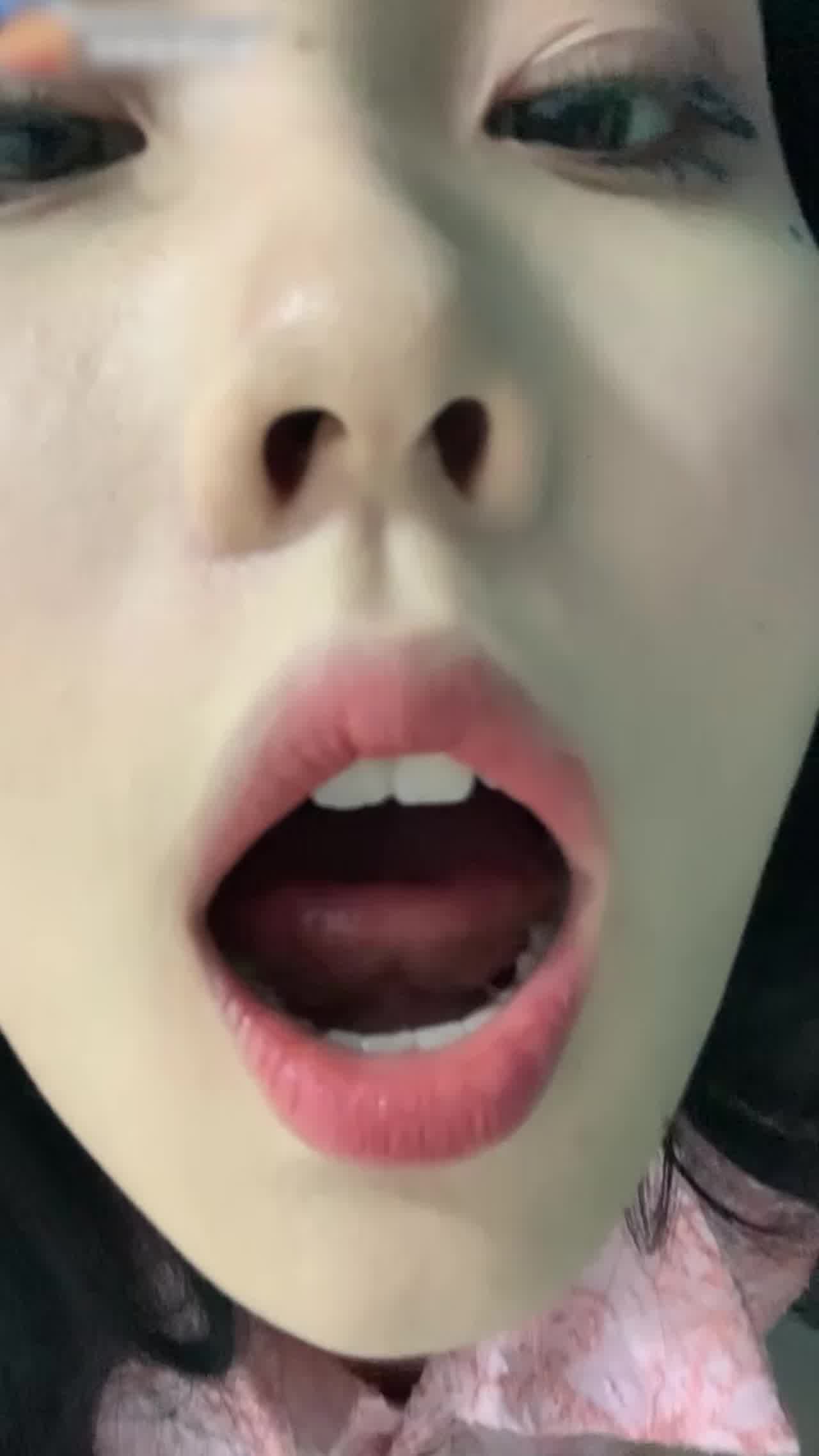  谁给这小骚货一顿好活！勾引红舌狂舔特写美足 的剧照8