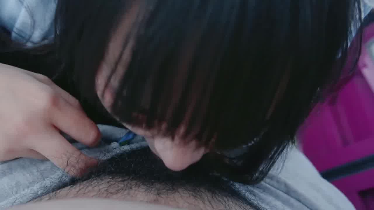  洛丽塔母狗摩天轮里口交吞精 的剧照7