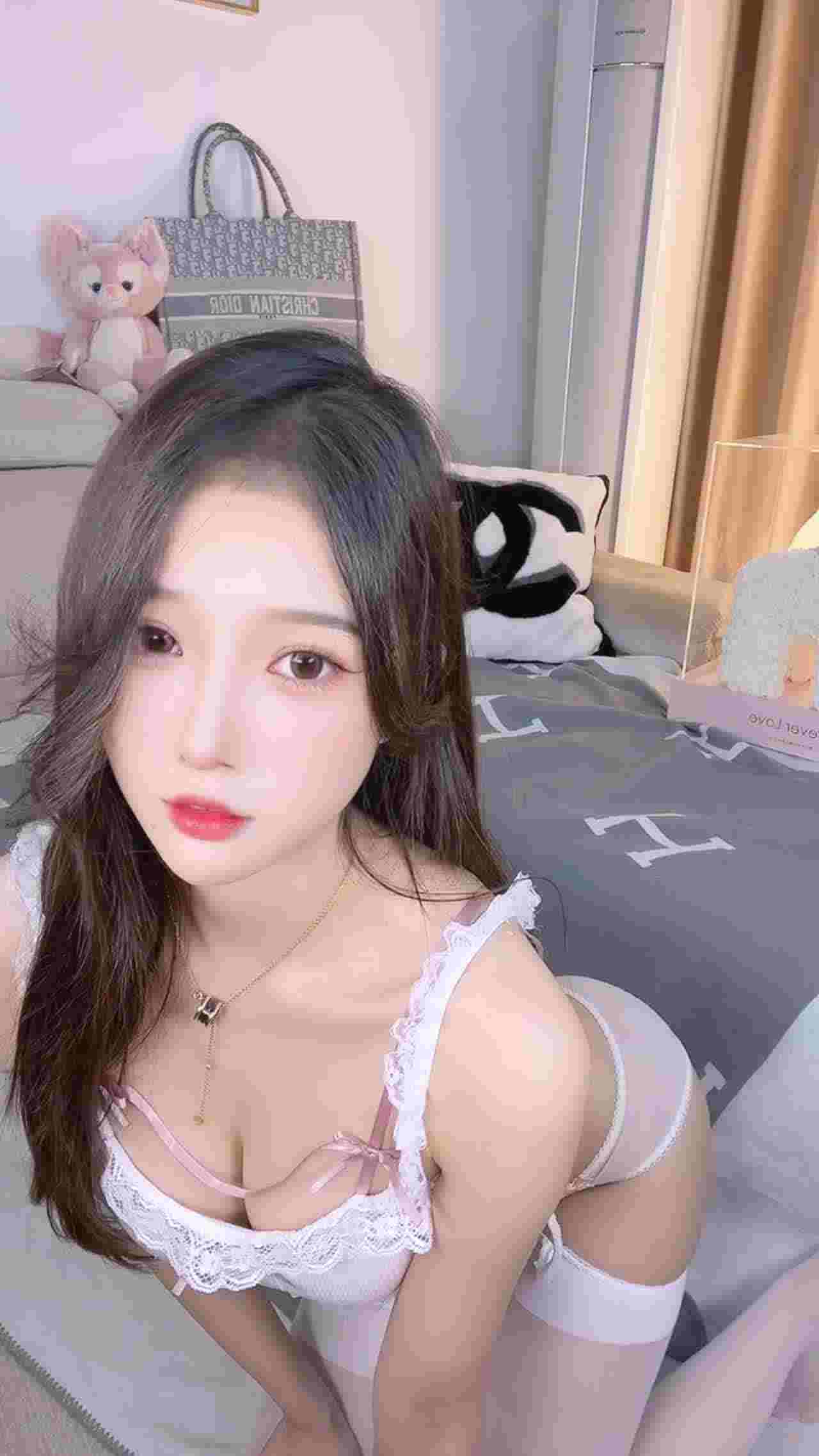  漂酿清纯正妹穿了好几套情趣套装私拍 超级反差骚 的剧照3