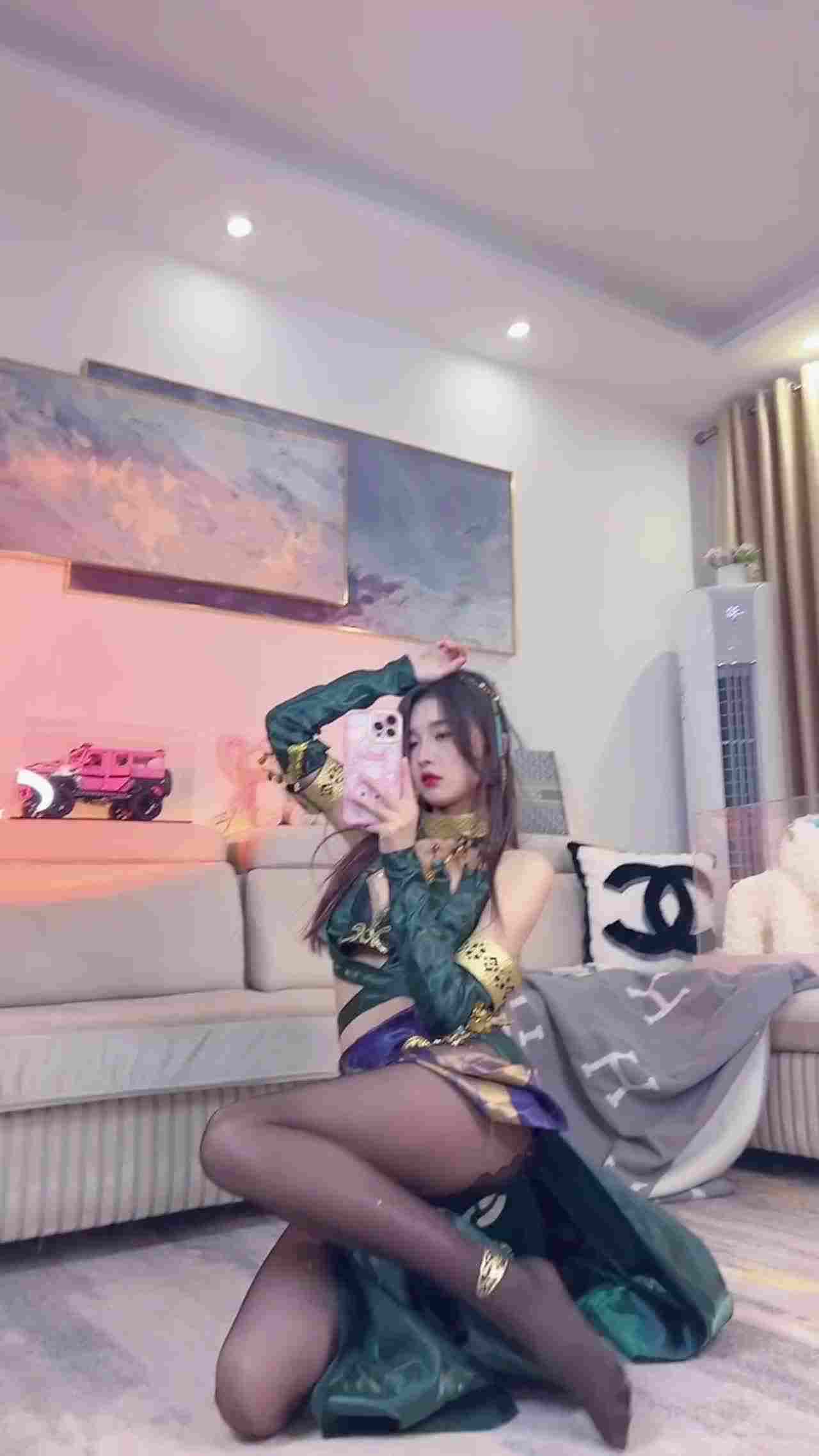  漂酿清纯正妹穿了好几套情趣套装私拍 超级反差骚 的剧照8