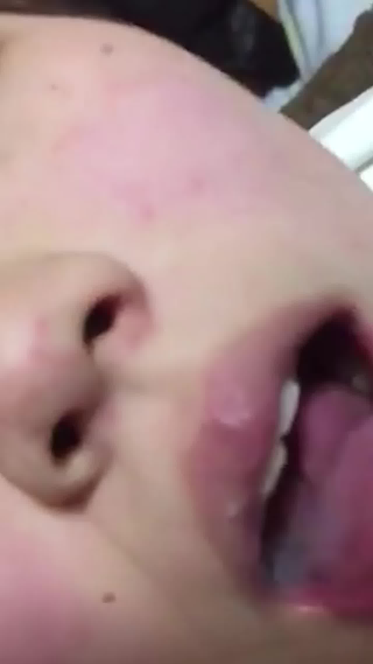  泄密实拍流出大学女友第一次吃精，难以下咽 的剧照10