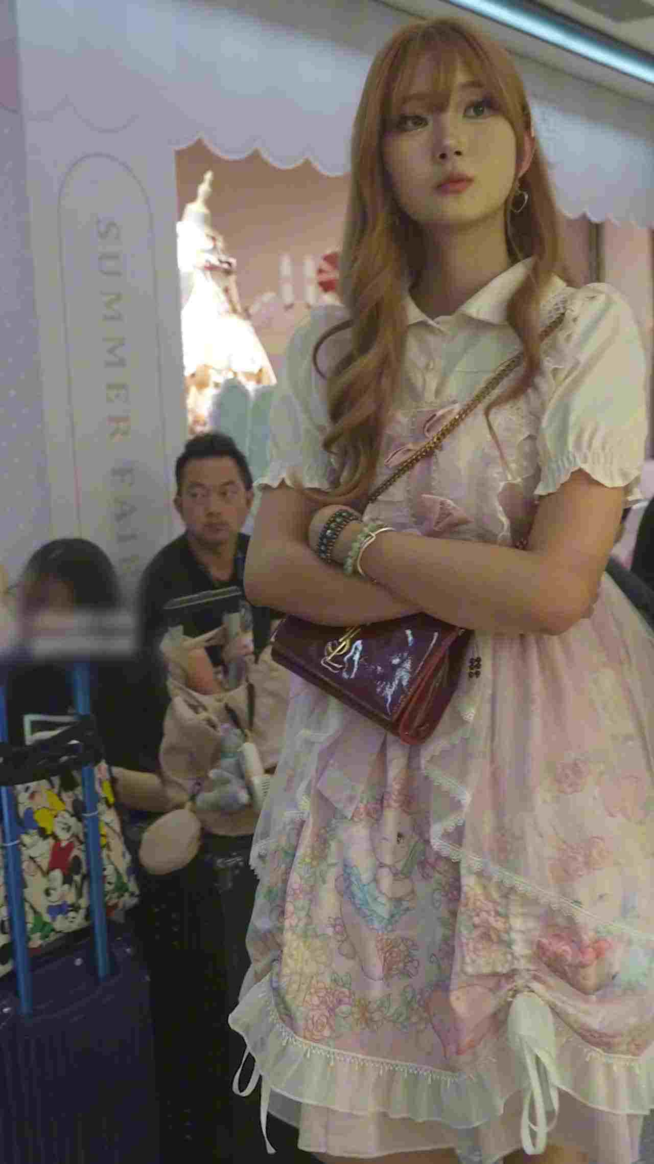  抄底！直击少女萝莉裙底下风光 的剧照9