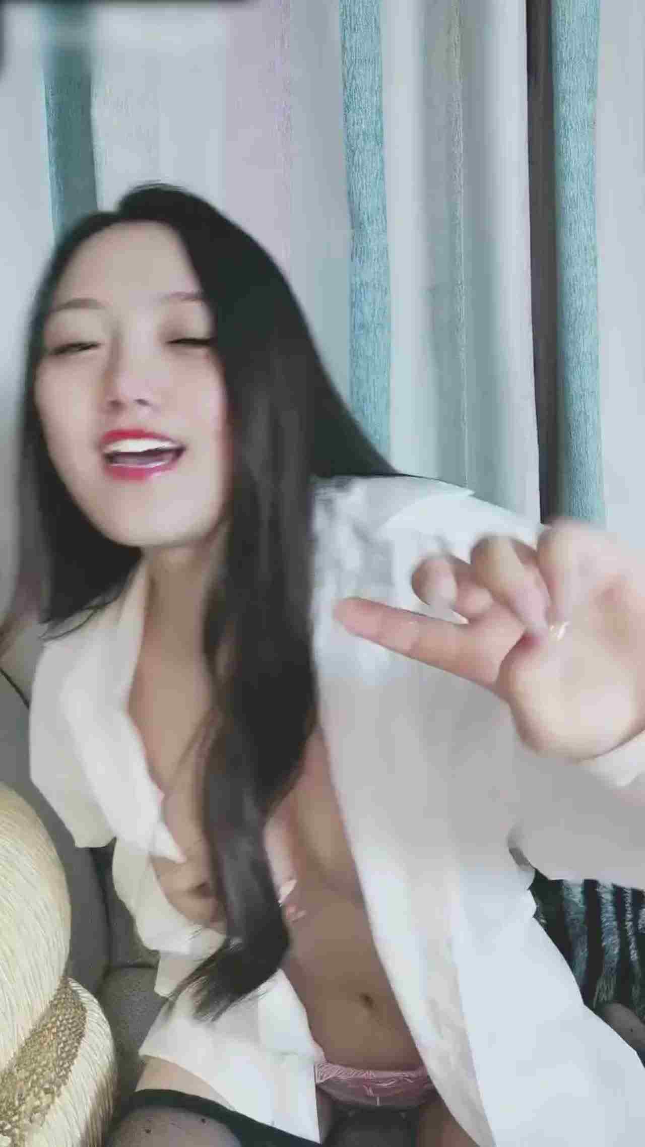  半糖直播主 逗号1 ol小姐姐吃鸡巴 的剧照7