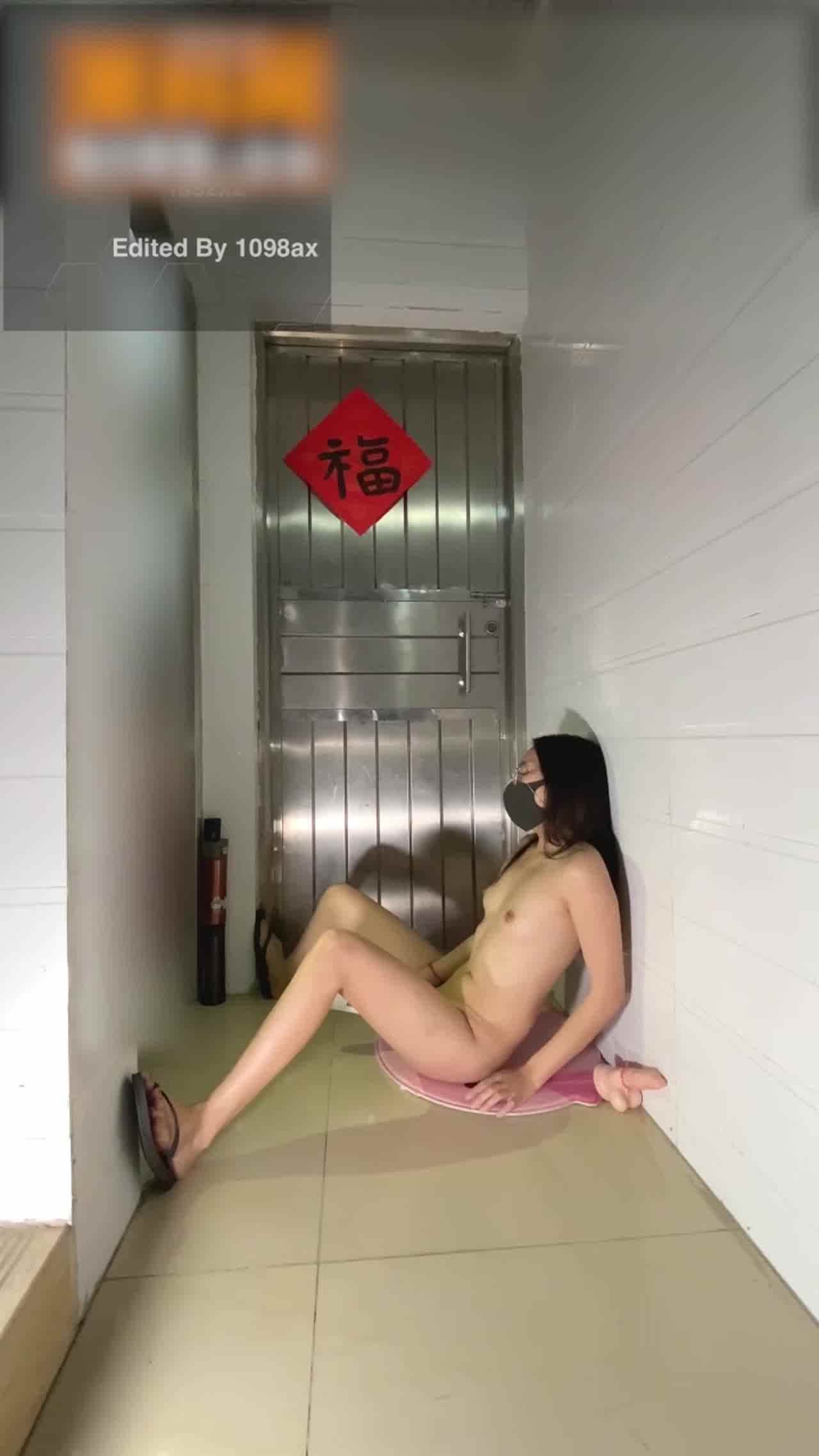  户外极限挑战，推特红人『冯珊珊』逆天任务，民居全裸寻找陌生人帮他口，还必须口出来，过程超刺激 的剧照2