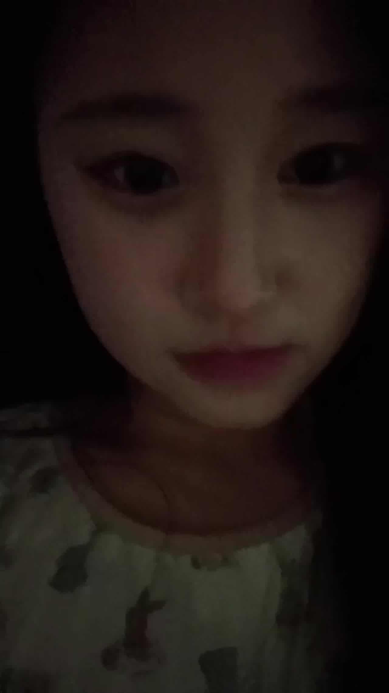  甜美女神私底下反差主动漏奶自拍 的剧照4