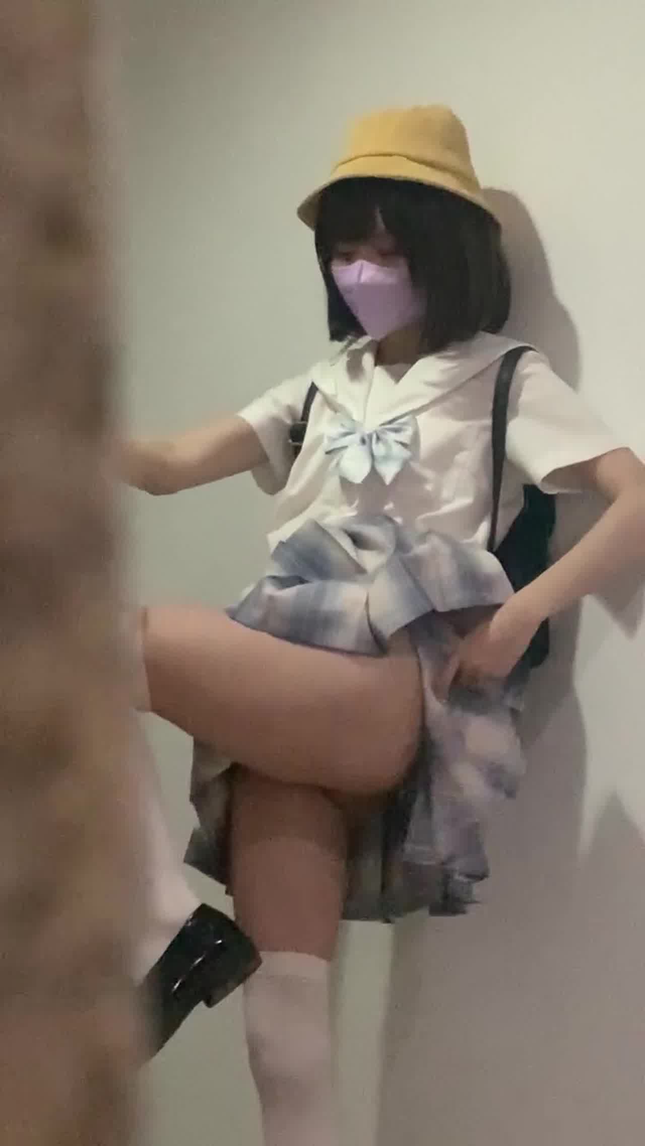  楼梯偷拍妹子短裙内裤 短发妹子有够骚的 的剧照6