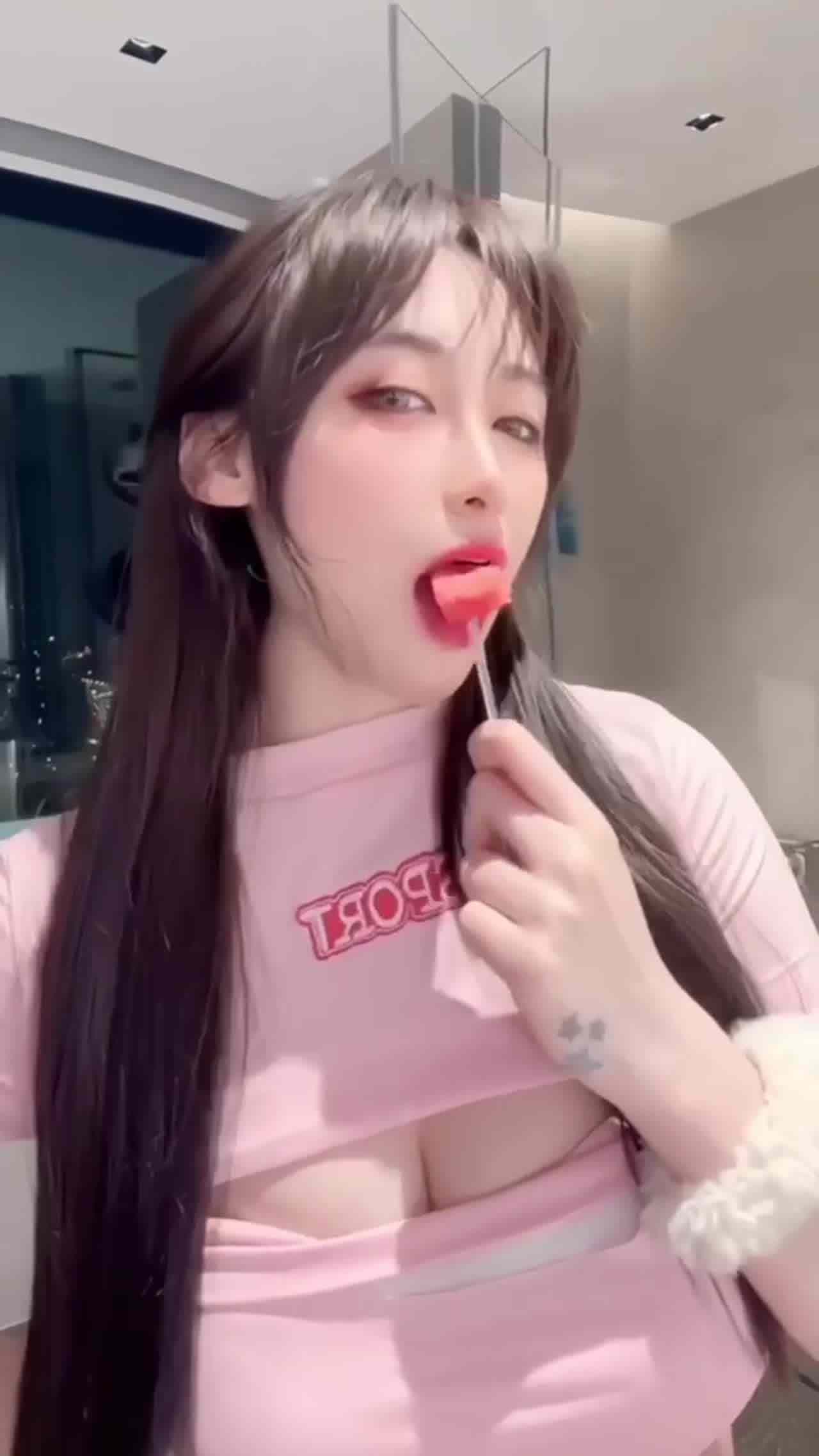  极品爆乳小姐姐跳舞吃西瓜好诱惑 的剧照10