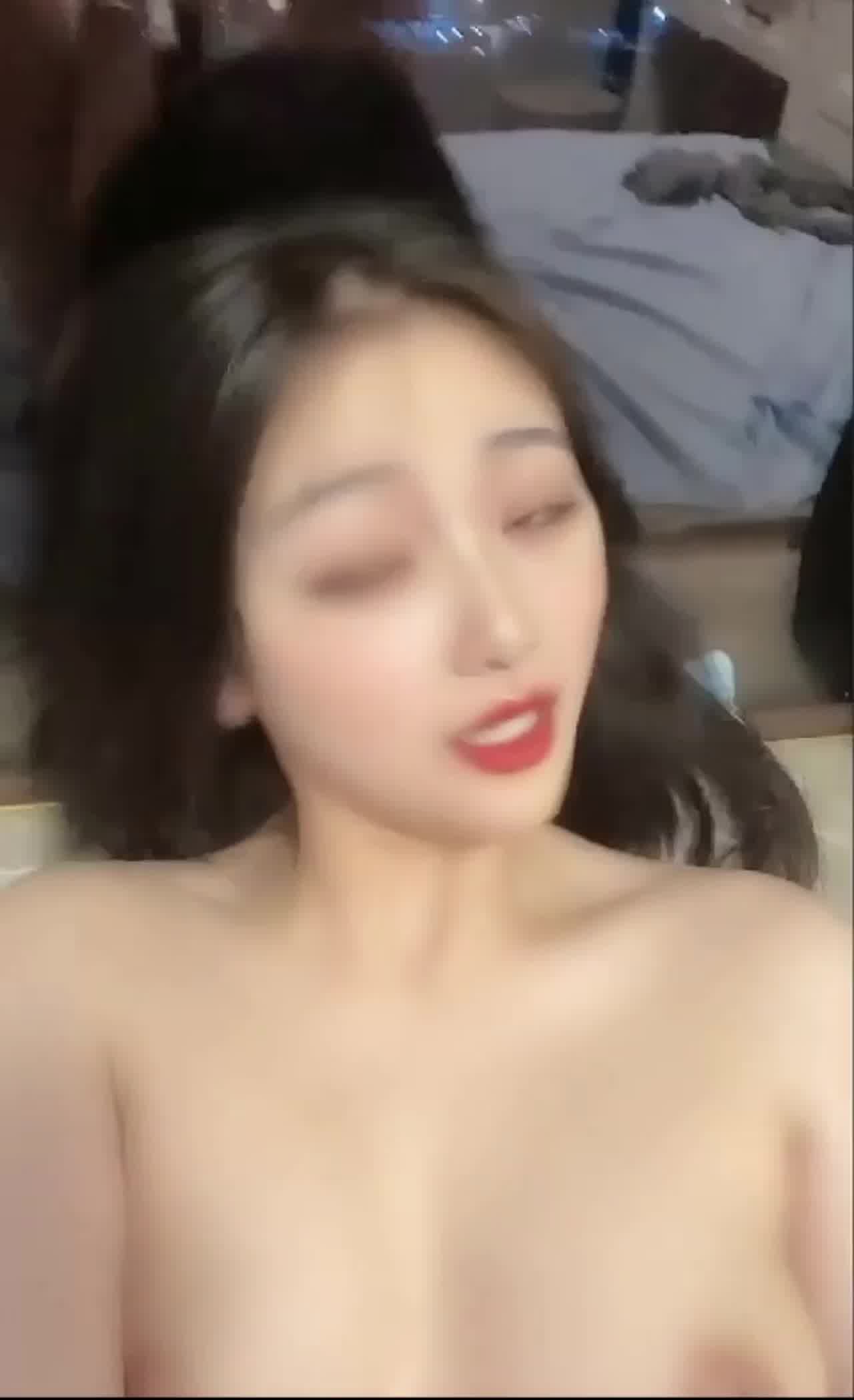  清纯女神自慰自拍流出 狂抠可口白虎粉嫩鲍 的剧照2