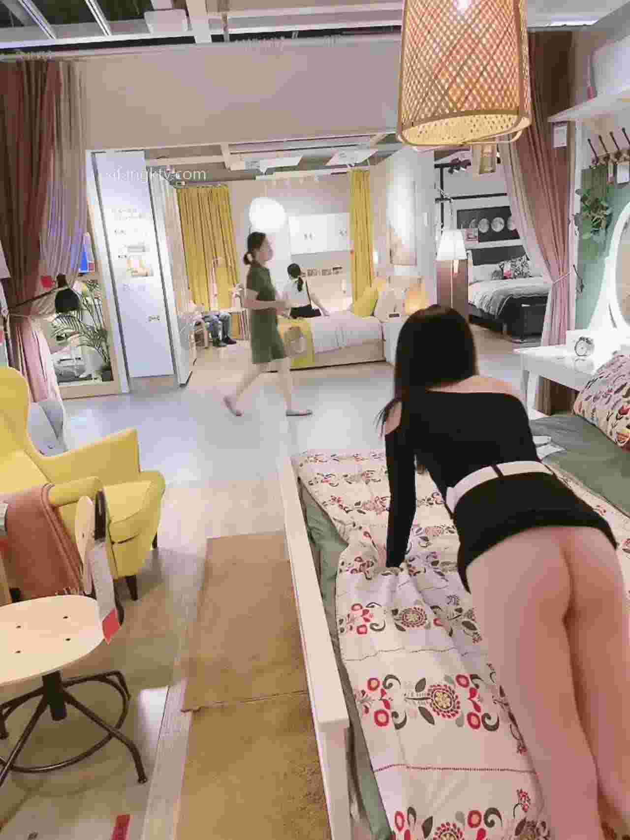  在ikea大胆把裙子露出来 的剧照2