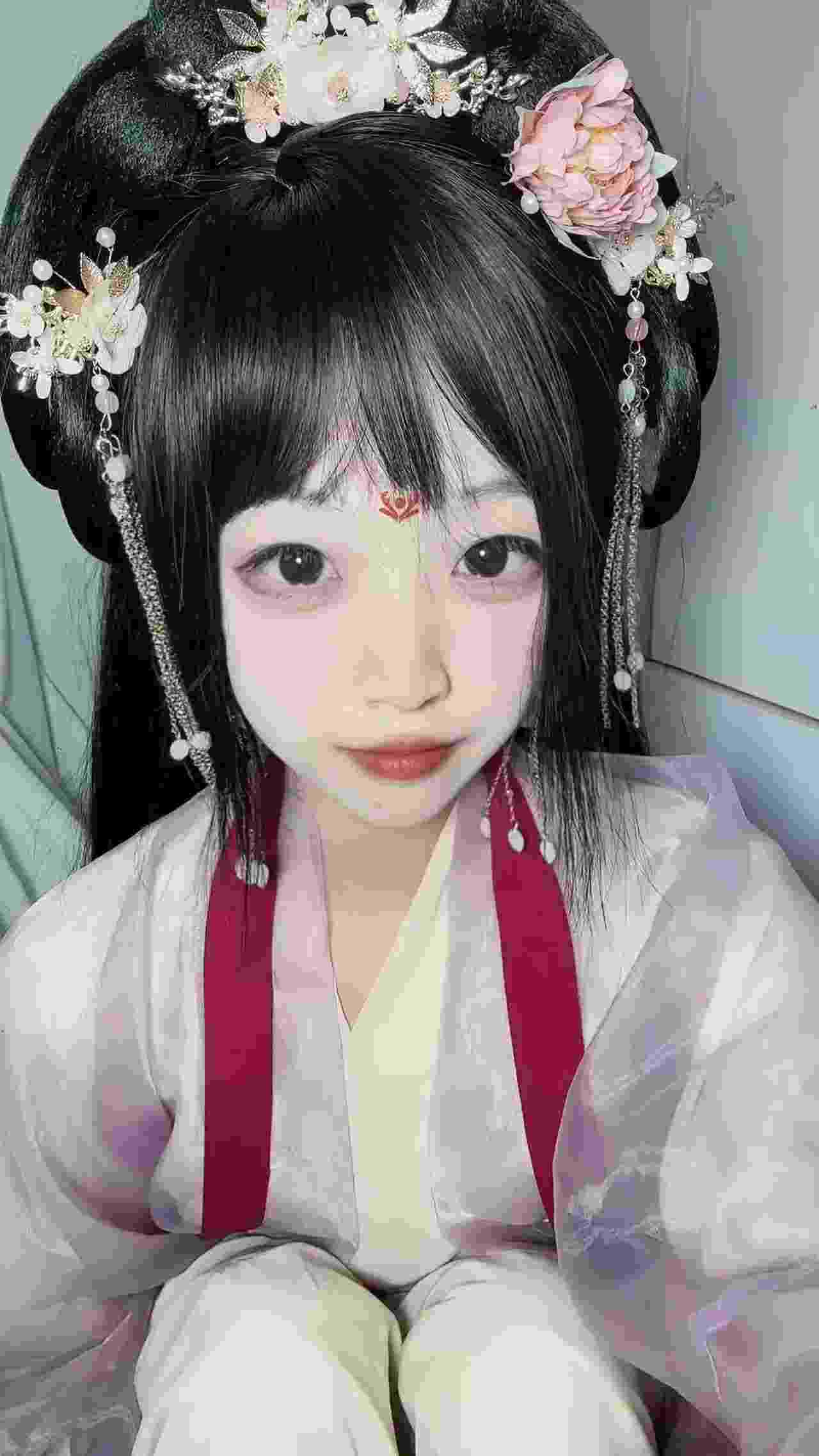  自购X高价露脸-汉服阳具骑乘自慰，剧情演绎被山大王强奸，短短几分钟喷了3次尿 的剧照8