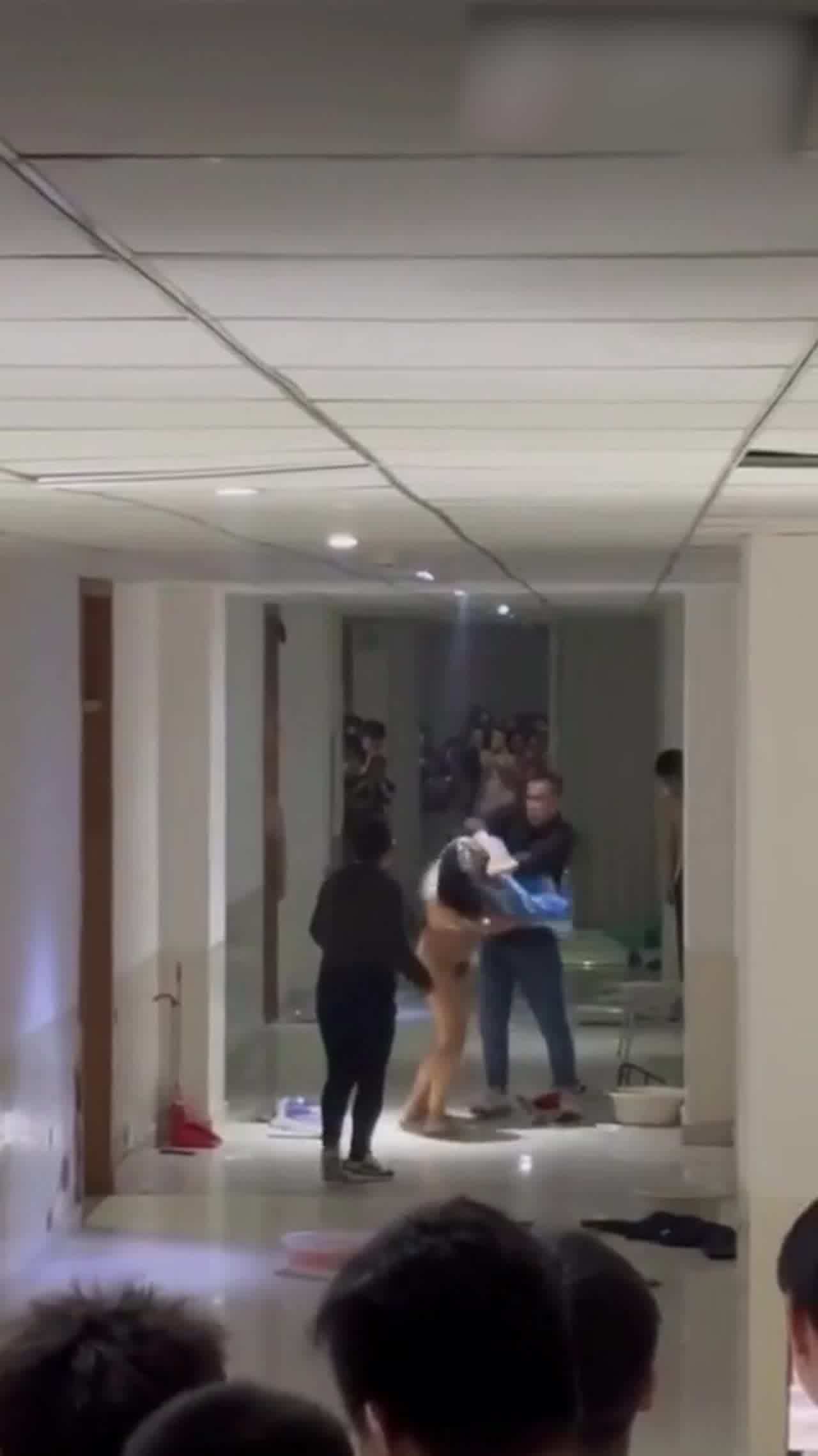  吃瓜爆料，女生分手受刺激裸体炮男生宿舍打砸 的剧照7