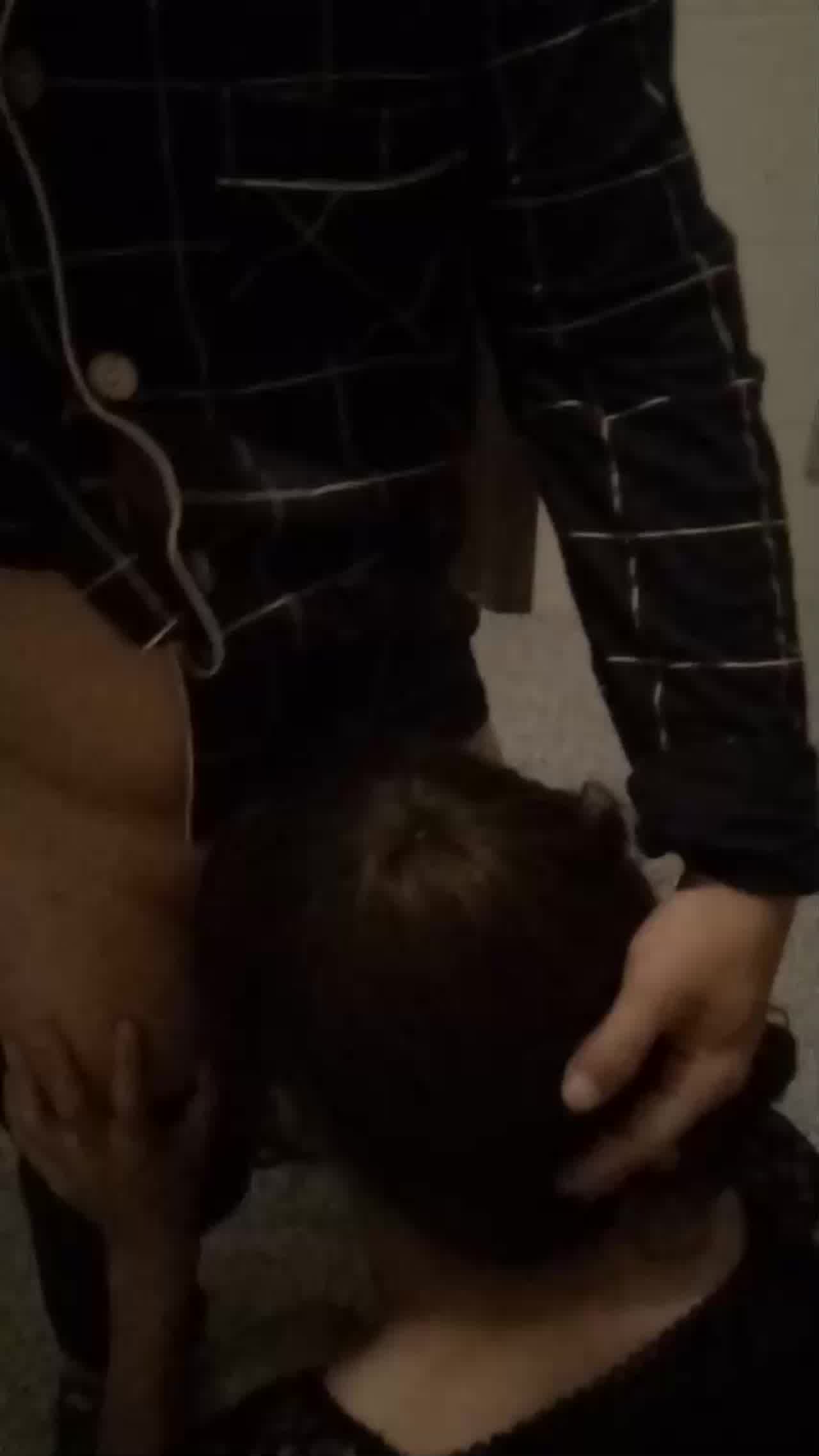  骚货娘们夜晚寂寞难耐，勾搭邻居到顶楼打炮，上来就吃鸡脱裤子做爱 的剧照3