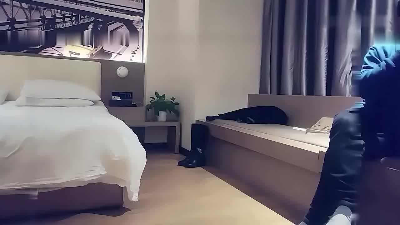  外围S极身材女神，各姿势抽插，扛起大长腿狠狠打桩 的剧照1