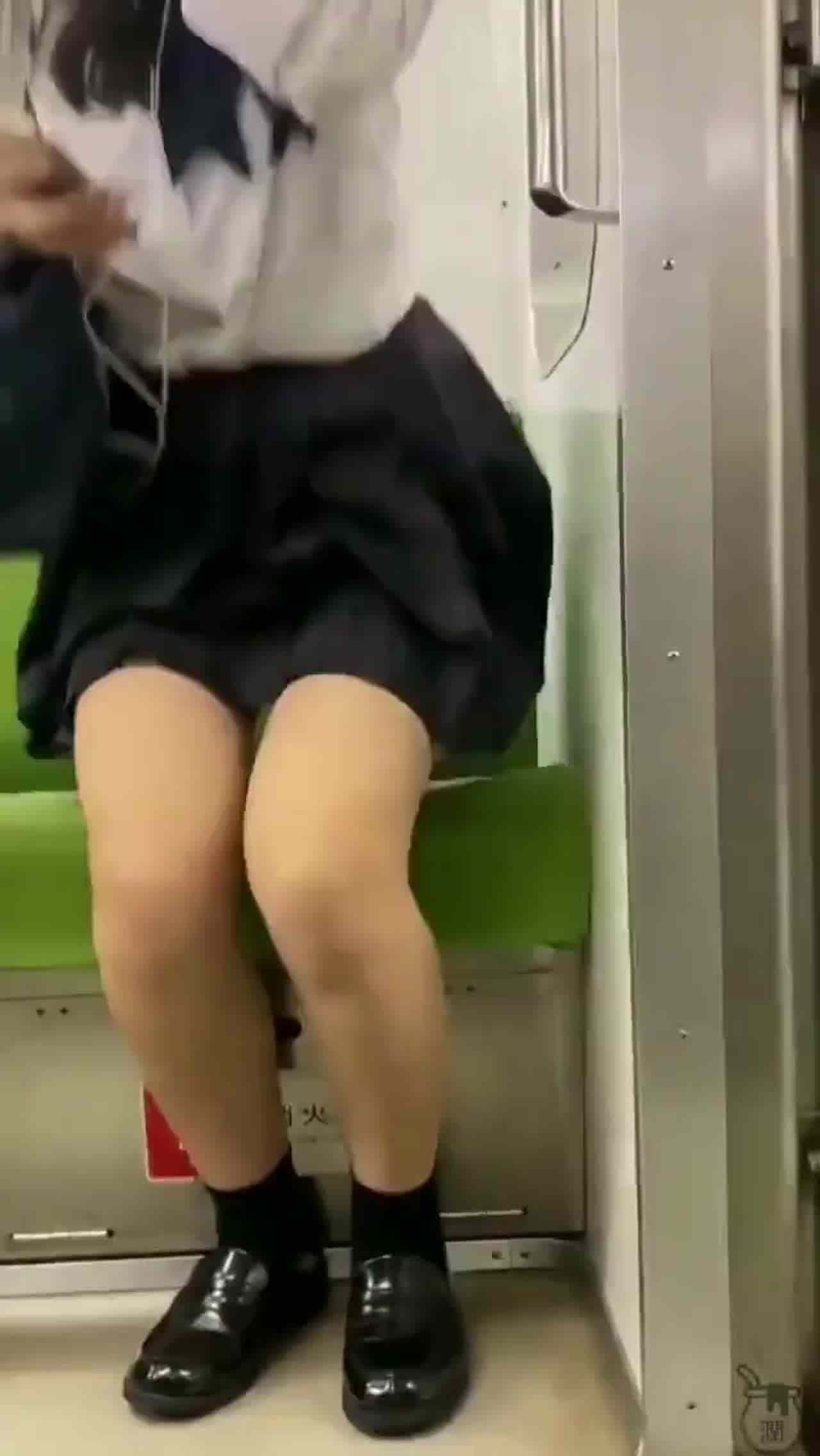  偷拍系列 甜美学生妹的小内裤露出 的剧照5