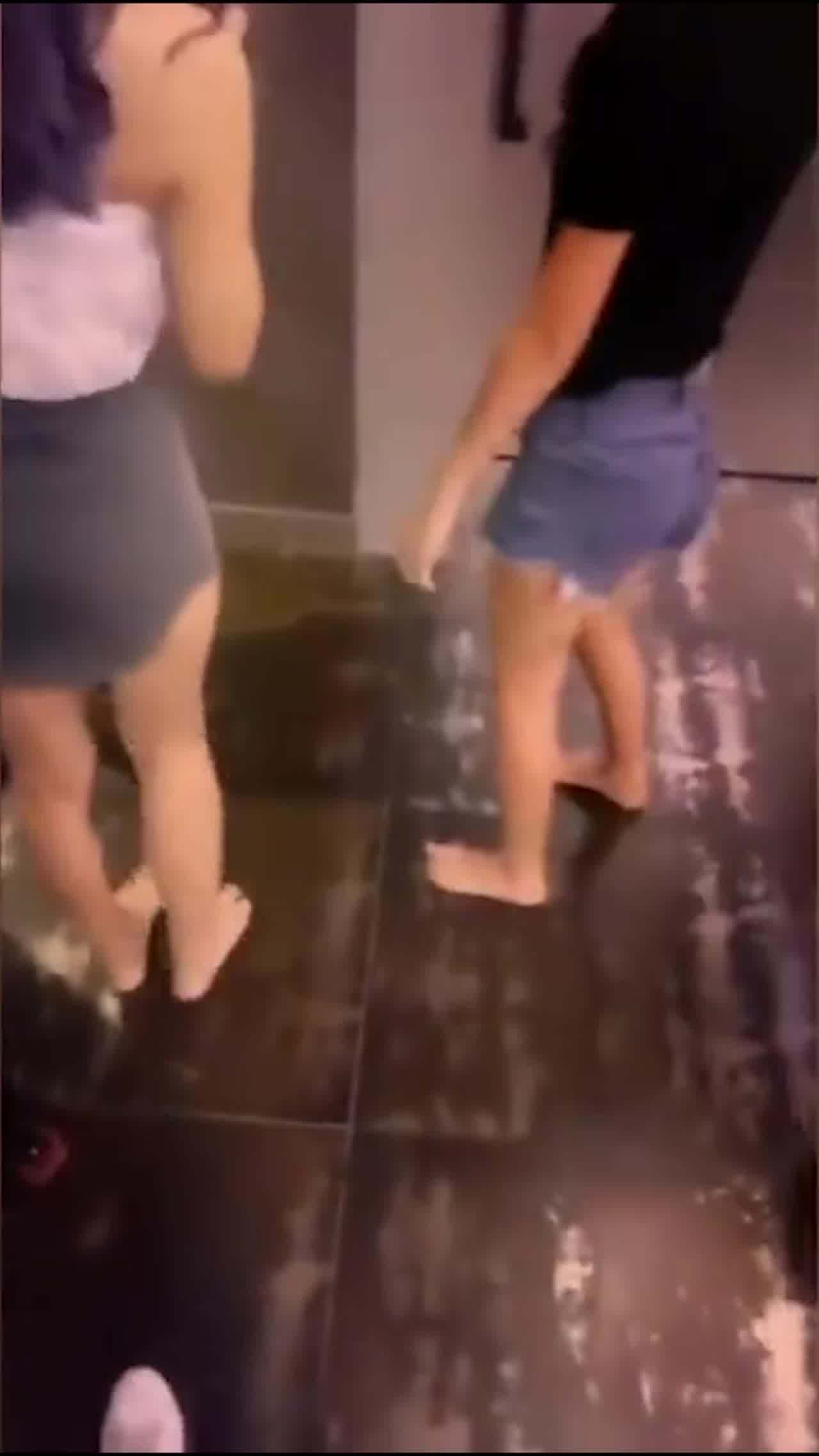  疯狂KTV夜店女孩午夜狂欢 的剧照1