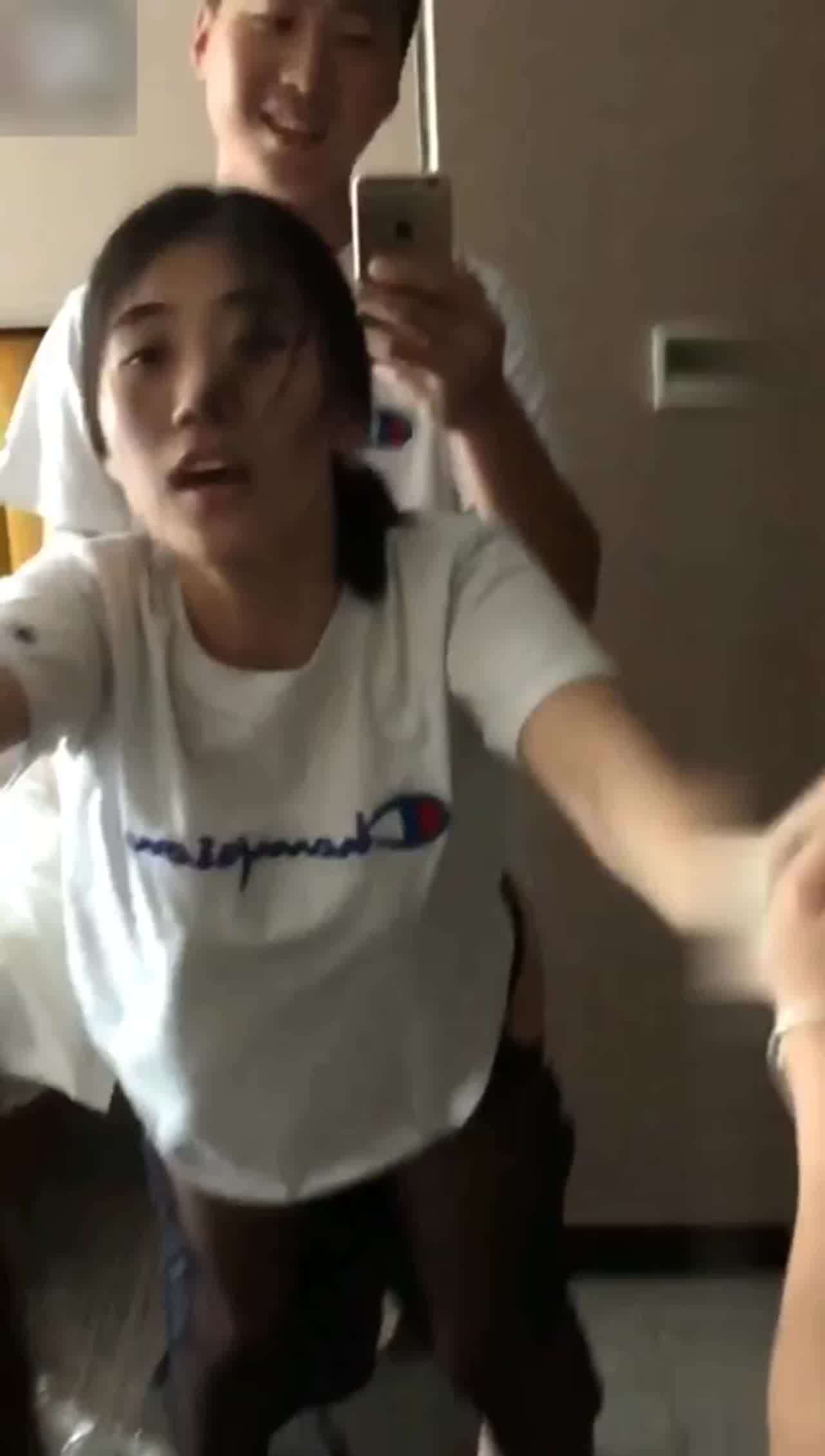  大学清纯妹被后入 的剧照3