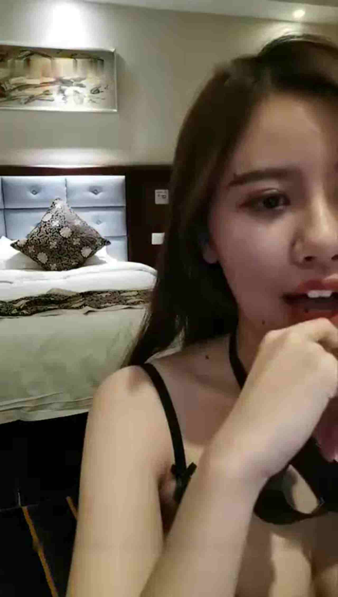  面具戴上就性格大变成淫荡皇后（一） 的剧照9