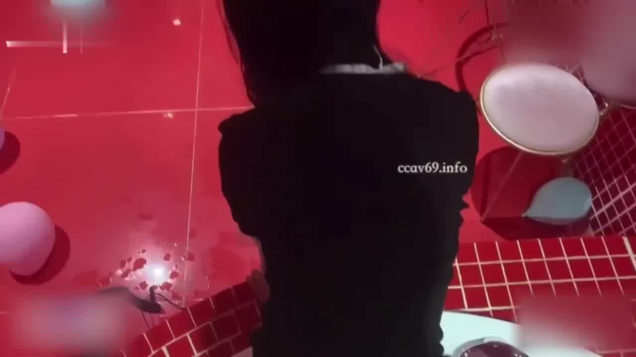  糖心小桃 饥渴炮友酒店湿身服务 的剧照8