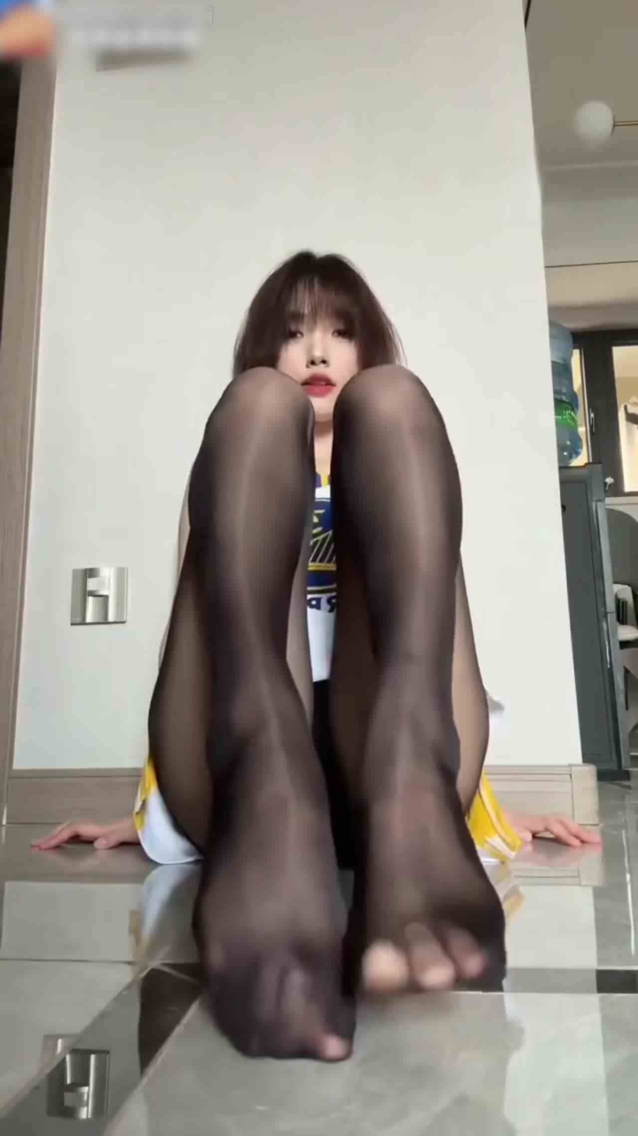  高颜值足控福利黑丝足底 的剧照4