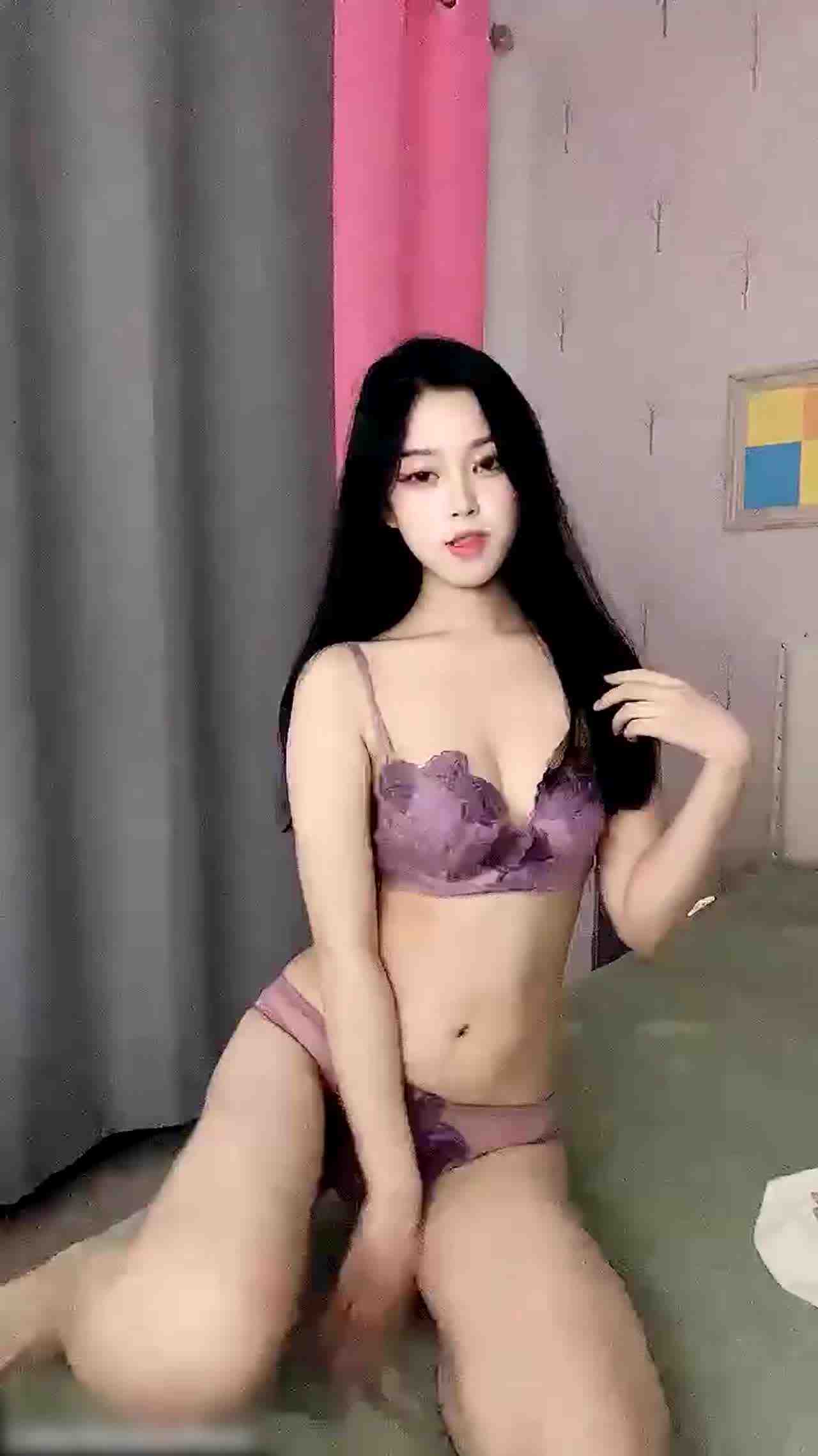  妖艳女主播的极品身材诱惑 的剧照1