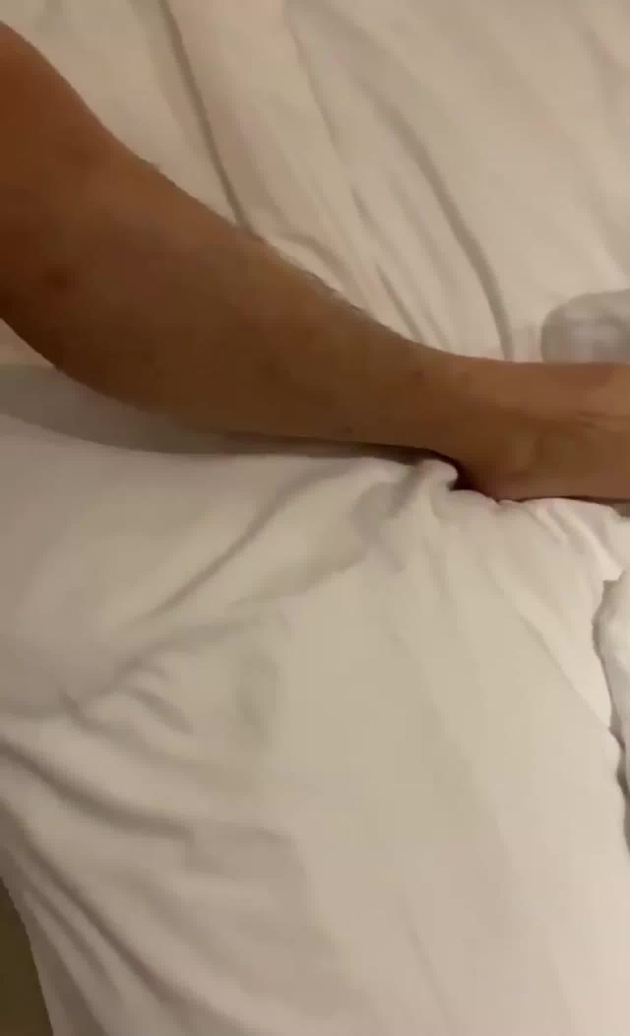  你的贱货未婚妻_穿着我给她买的婚纱被屌丝各种操 的剧照1